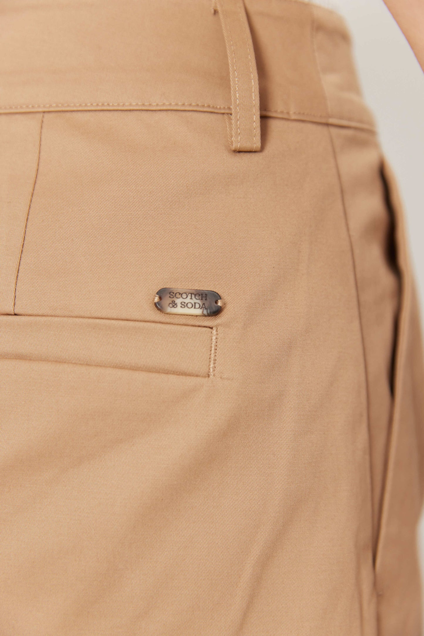 Tan מכנסיים קצרים מחויטים לנשים Abott SCOTCH & SODA