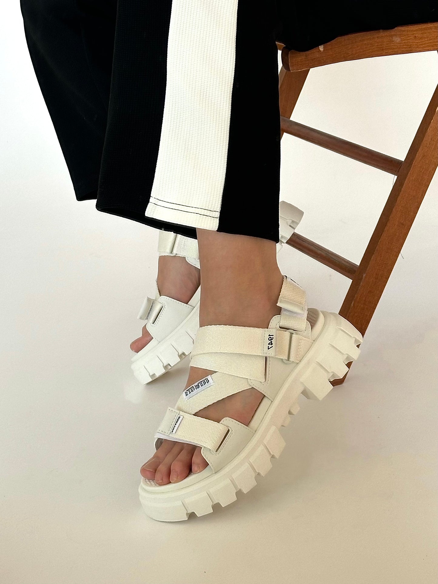 Light Gray סנדלי פלטפורמה לנשים Revolt PALLADIUM