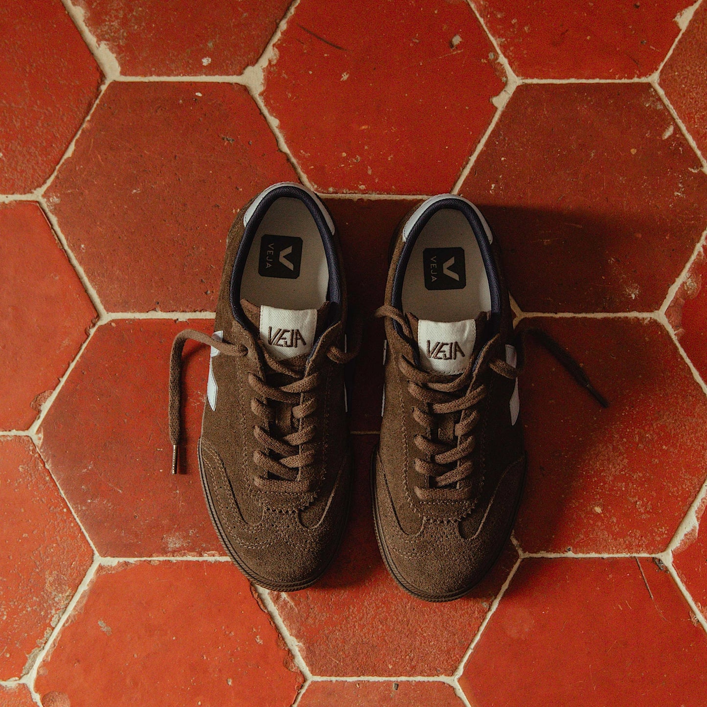 Saddle Brown סניקרס זמש לגברים Veja Volley VEJA