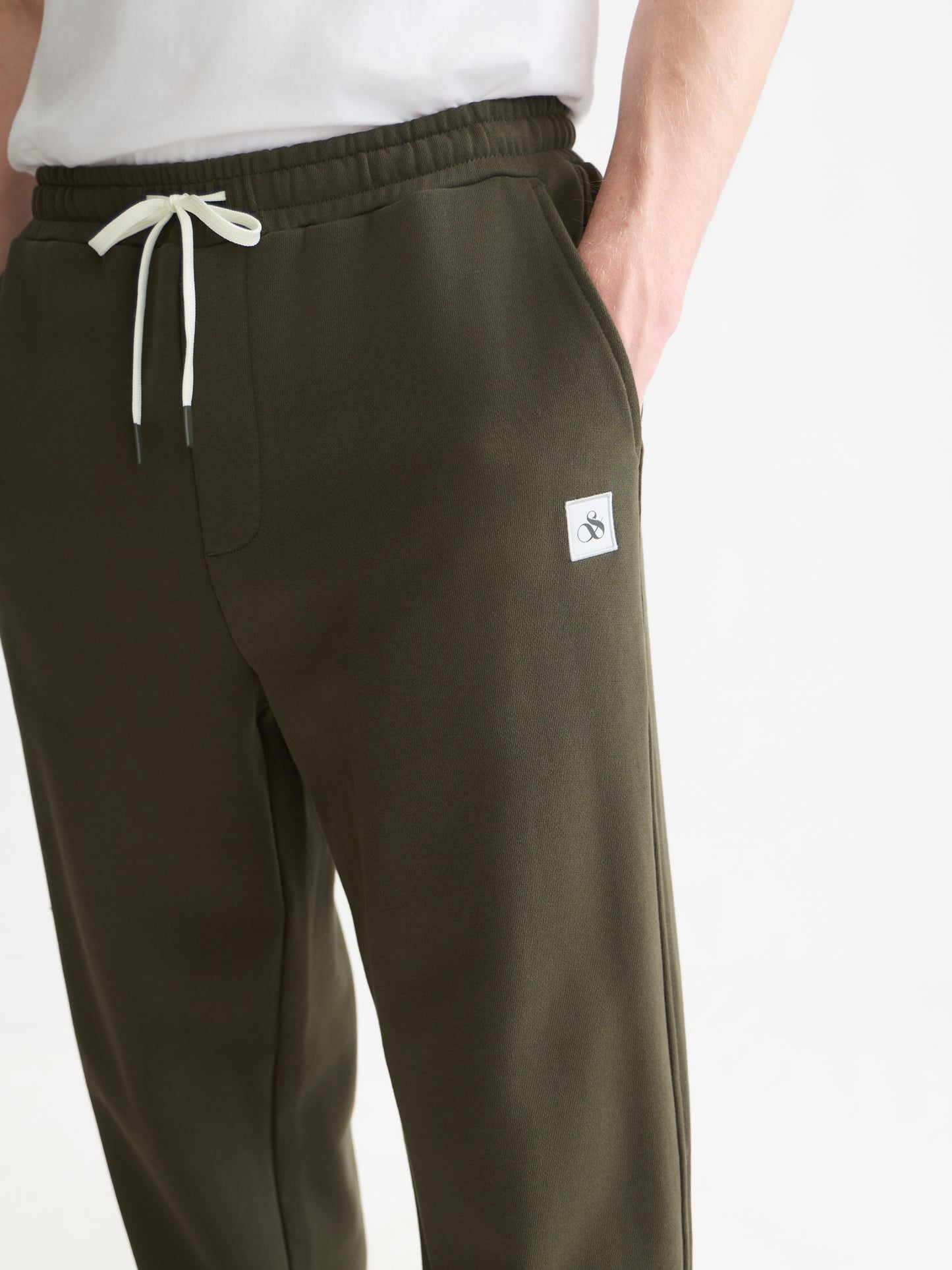 White Smoke מכנסי טרנינג לגברים Seasonal Core Logo Badge SCOTCH & SODA