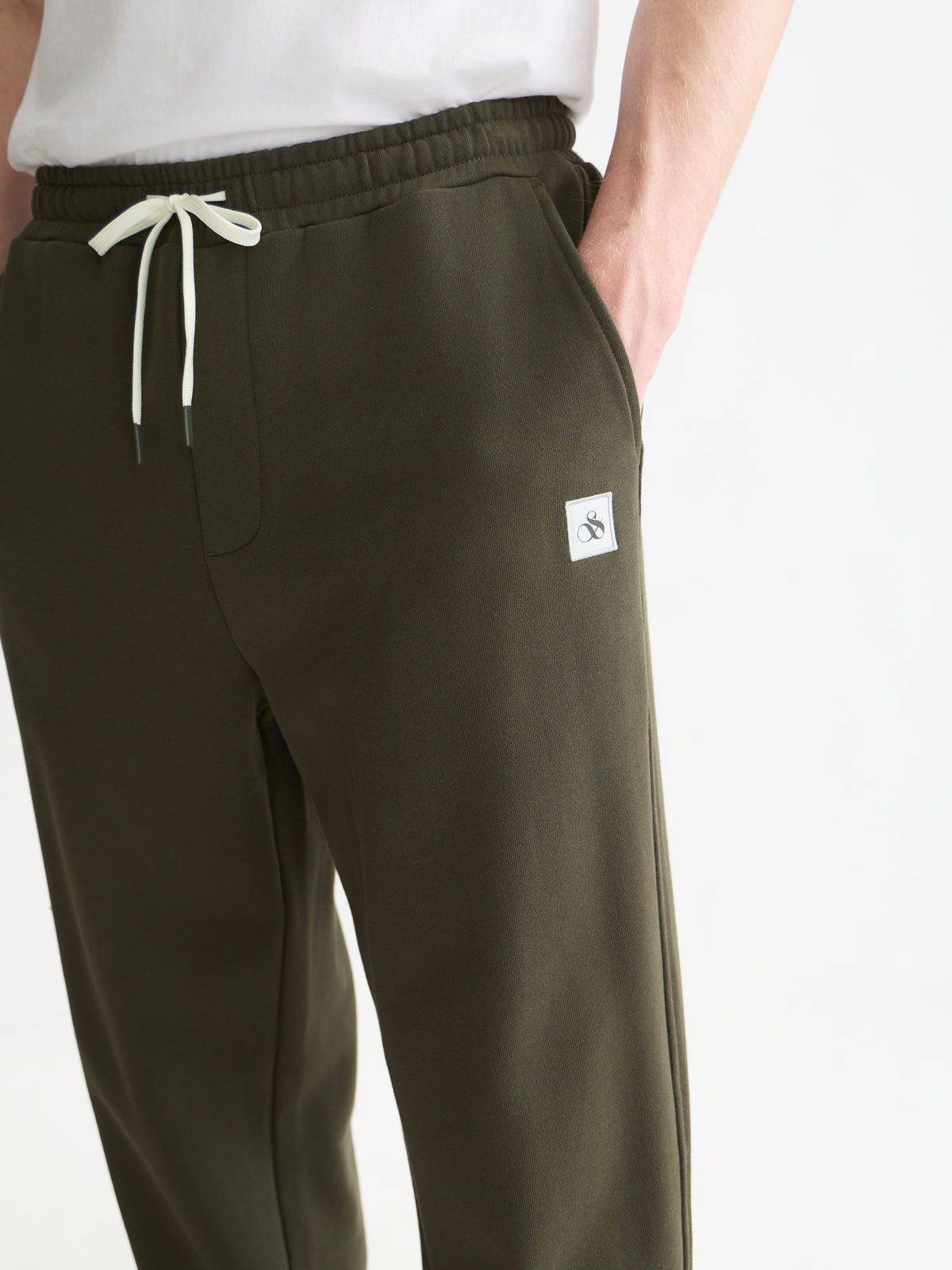 White Smoke מכנסי טרנינג לגברים Seasonal Core Logo Badge SCOTCH & SODA