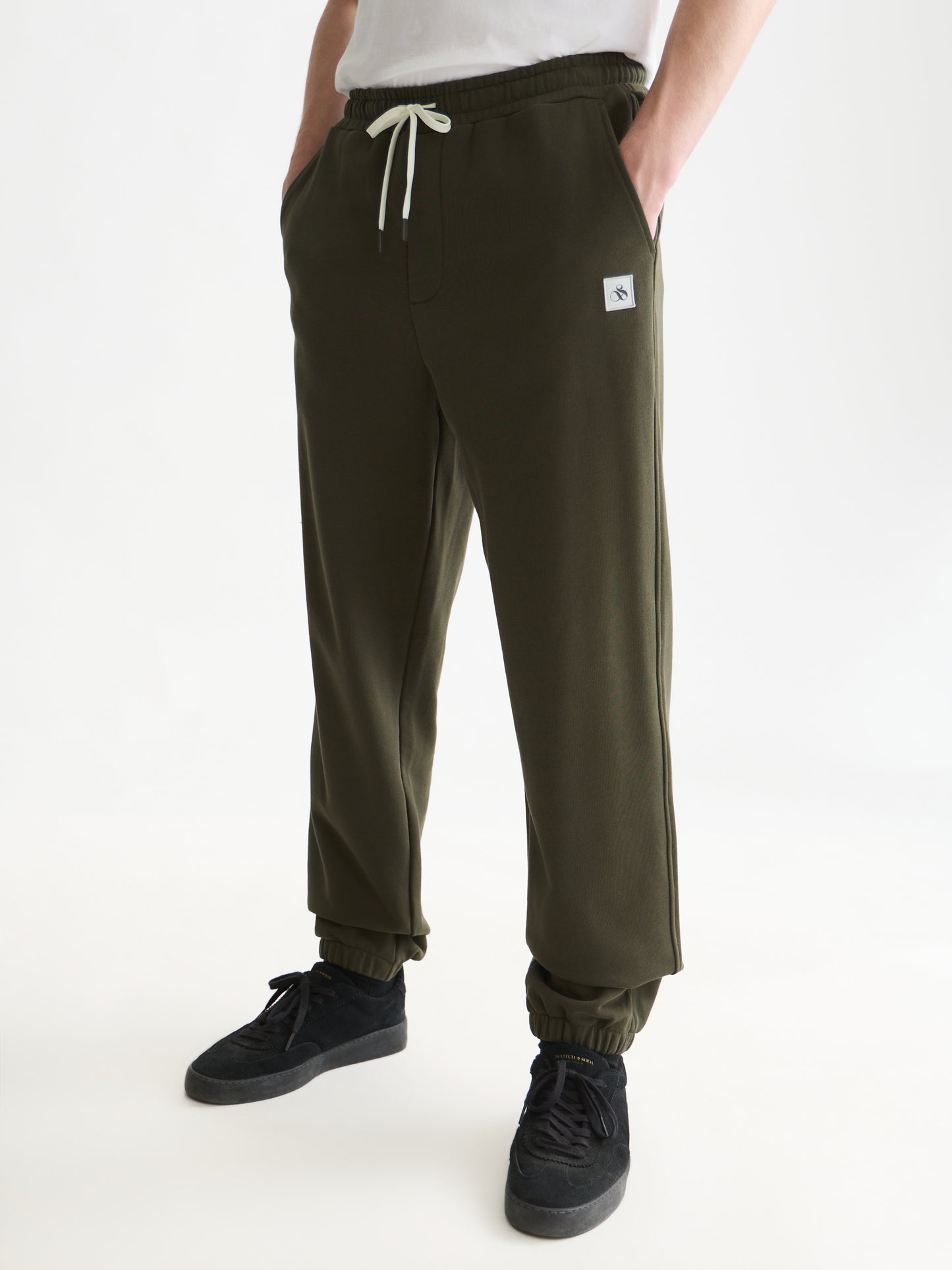 White Smoke מכנסי טרנינג לגברים Seasonal Core Logo Badge SCOTCH & SODA