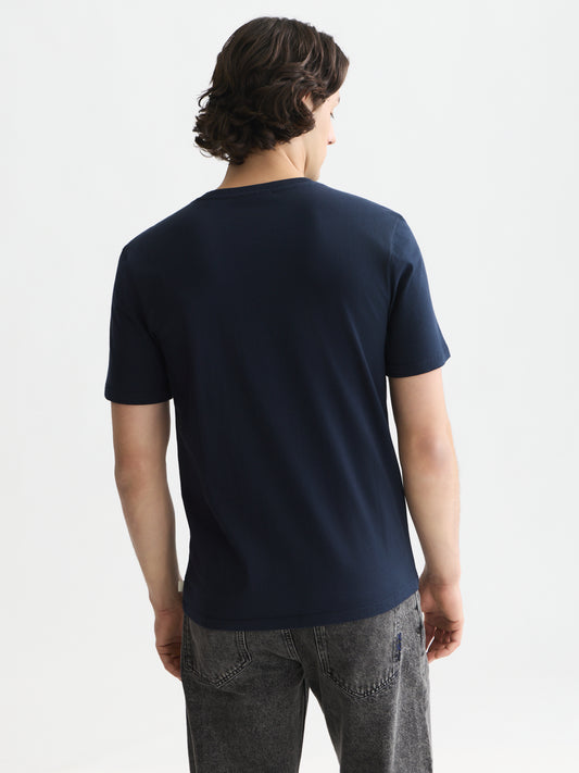 Black טי שירט קצרה לגברים Left Chest Artwork SCOTCH & SODA