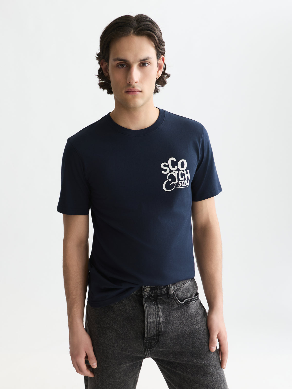 White Smoke טי שירט קצרה לגברים Left Chest Artwork SCOTCH & SODA