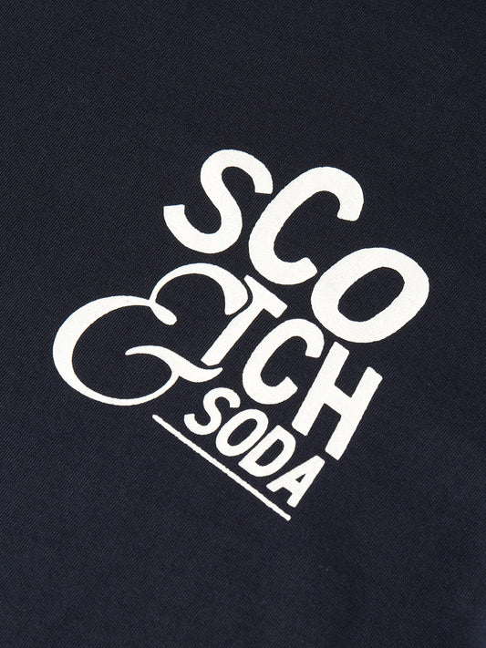 Black טי שירט קצרה לגברים Left Chest Artwork SCOTCH & SODA