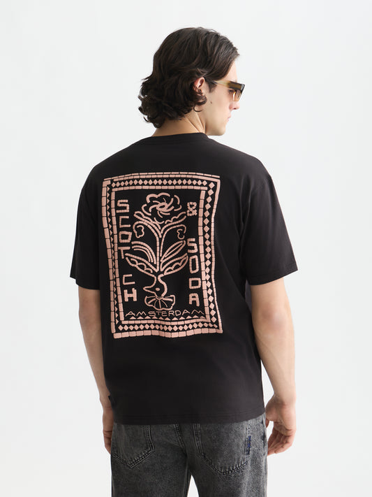 Black טי שירט קצרה לגברים Front And Back Artwork SCOTCH & SODA