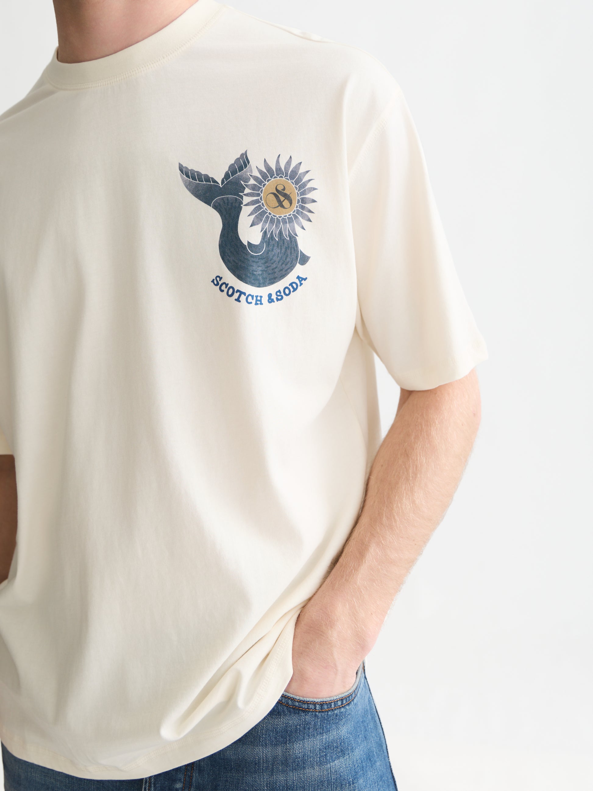 White Smoke טי שירט קצרה לגברים Front And Back Artwork SCOTCH & SODA