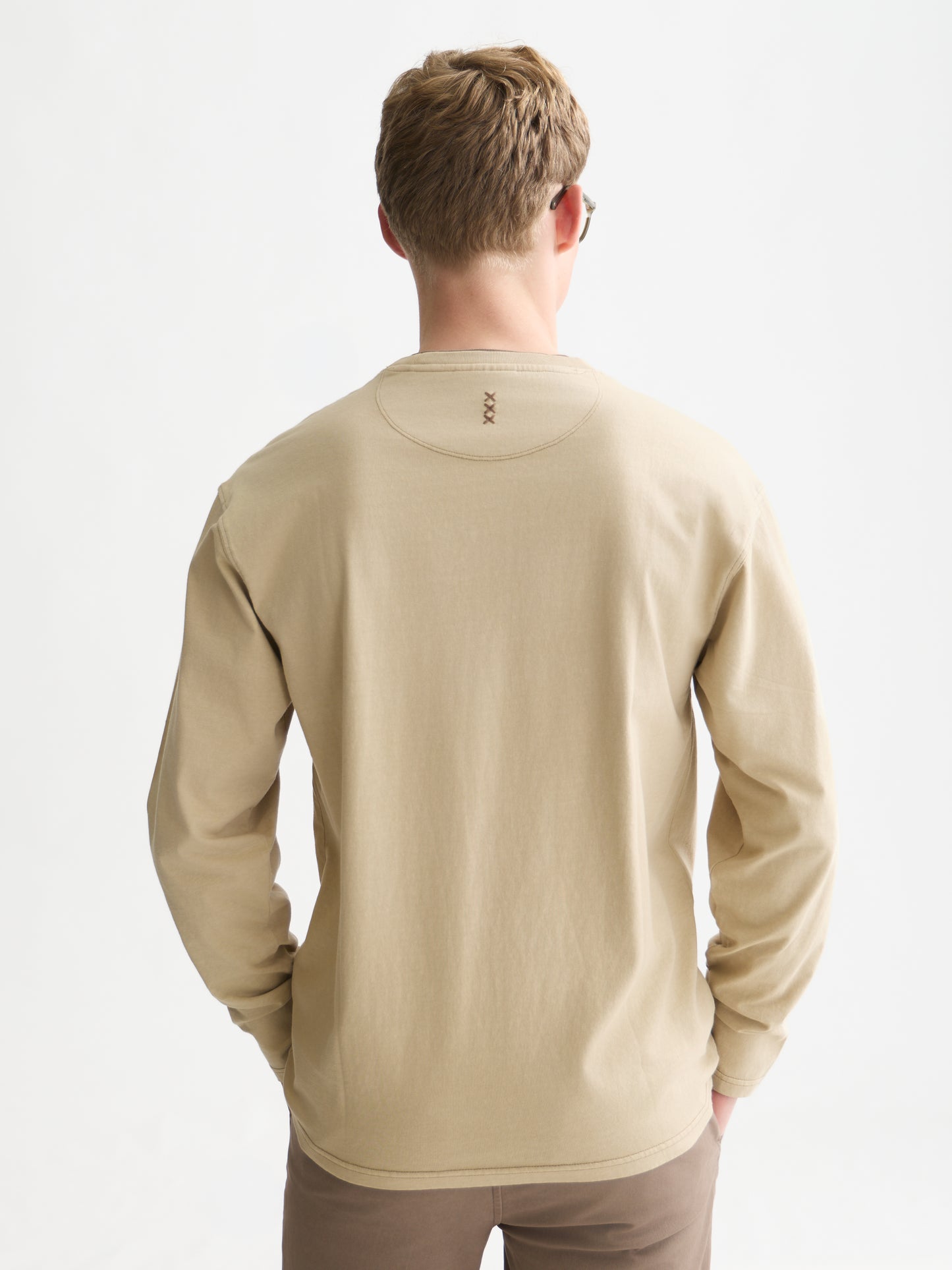 White Smoke טי שירט ארוכה לגברים 3 Crosses Garment-Dyed SCOTCH & SODA