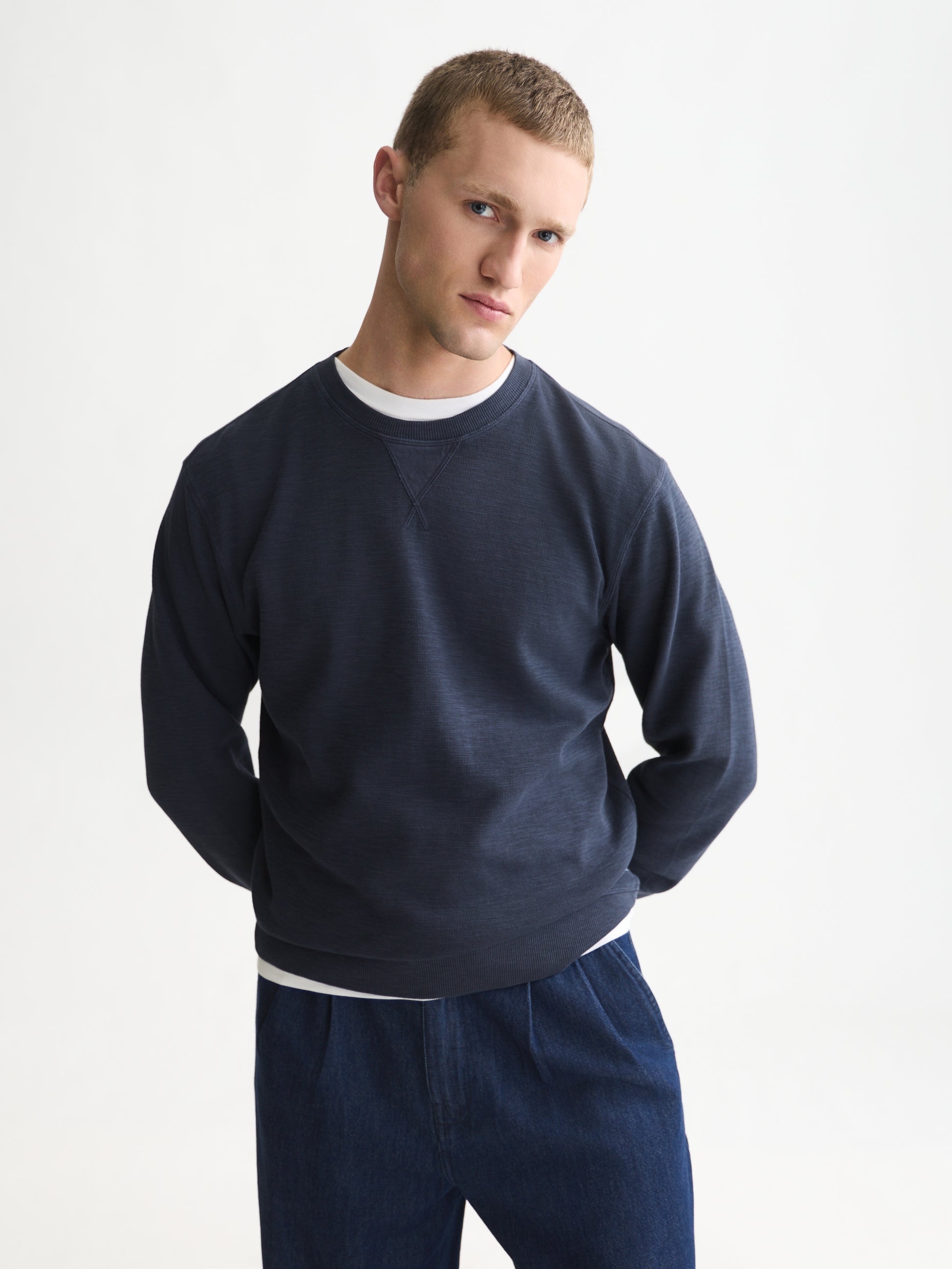White Smoke סווטשירט לגברים Garment-Dye SCOTCH & SODA