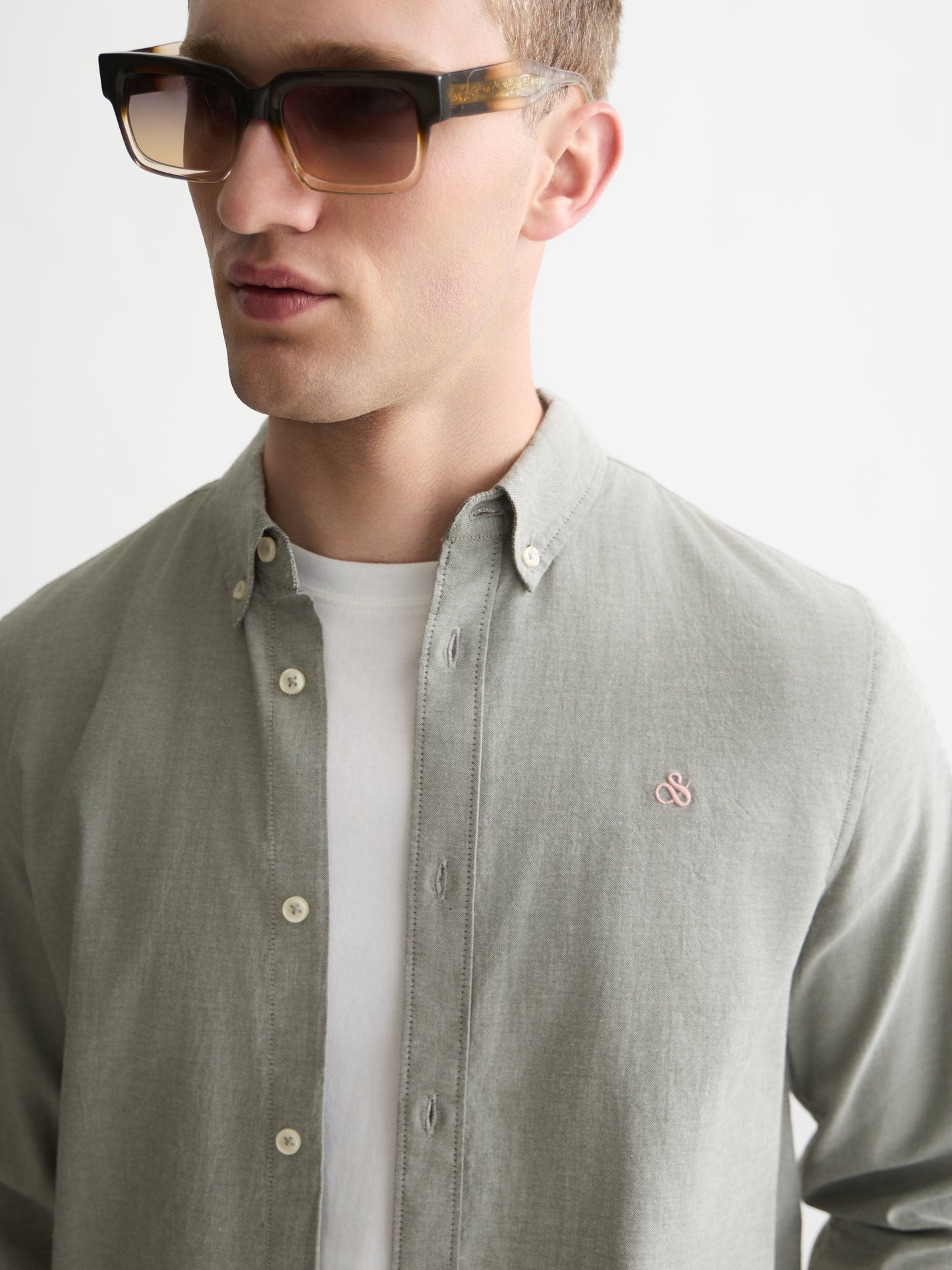 White Smoke חולצה מכופתרת אוקספורד לגברים Seasonal Core Solid SCOTCH & SODA