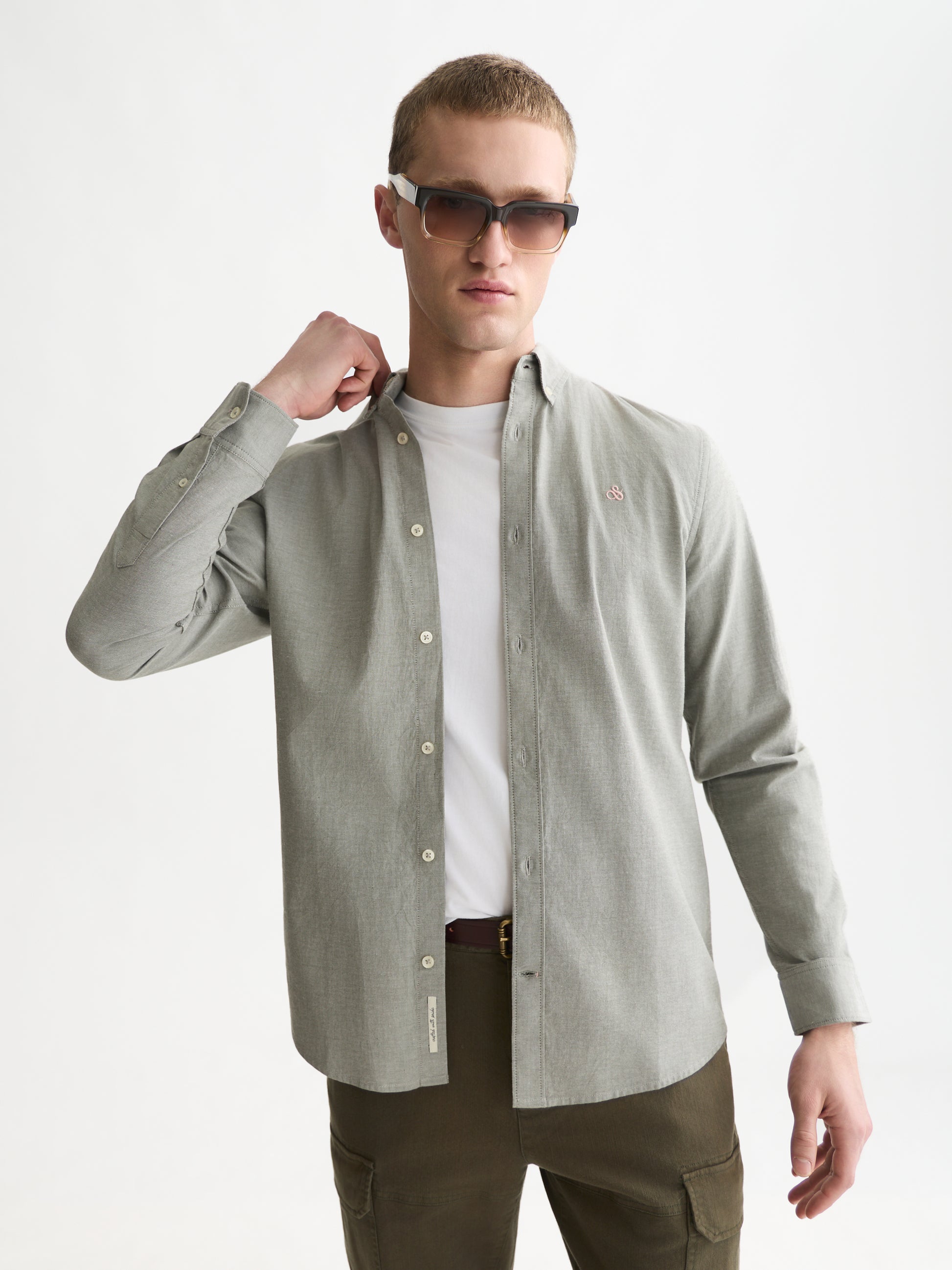 White Smoke חולצה מכופתרת אוקספורד לגברים Seasonal Core Solid SCOTCH & SODA