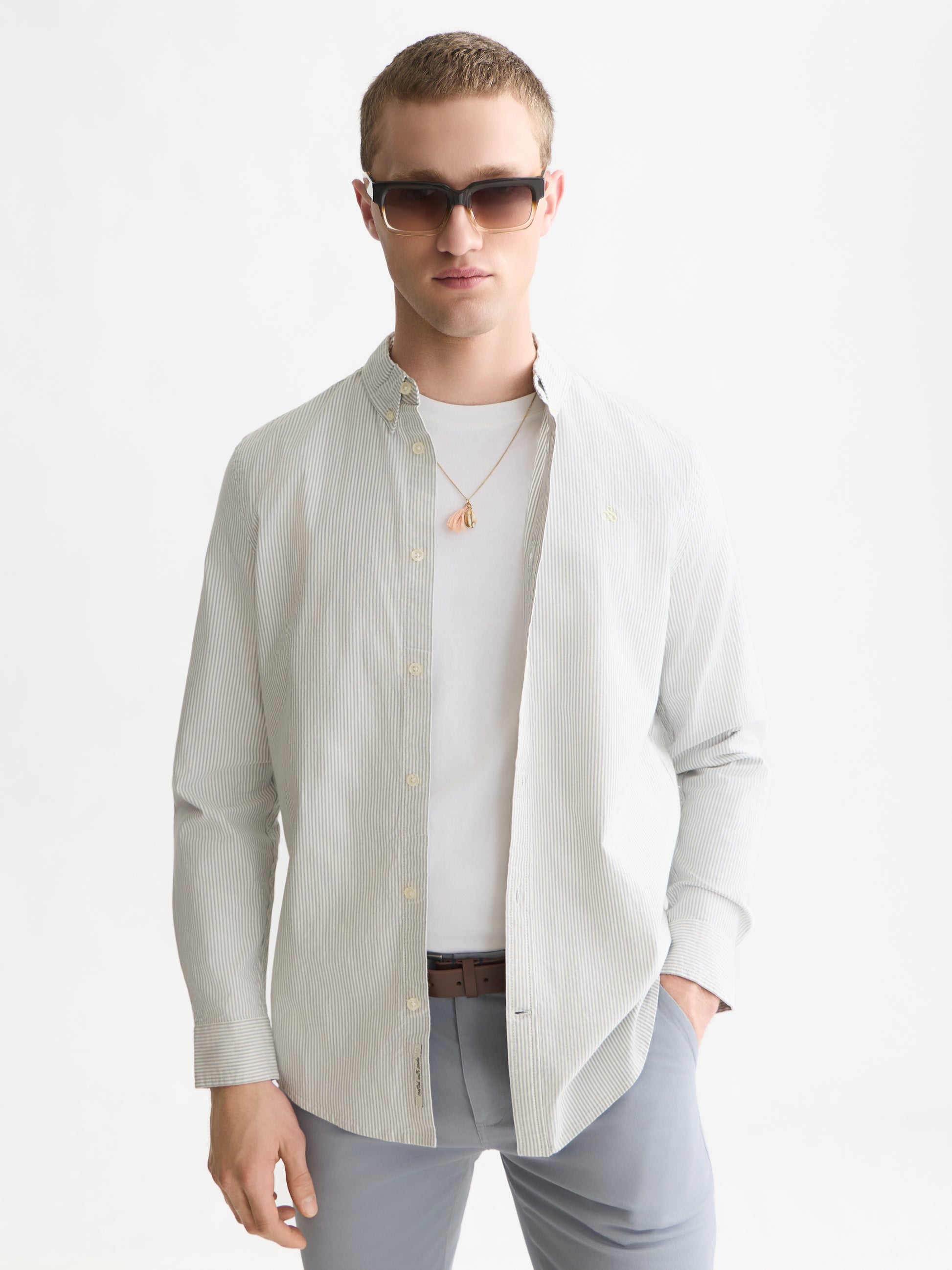 White Smoke חולצה מכופתרת אוקספורד לגברים Seasonal Core Striped SCOTCH & SODA