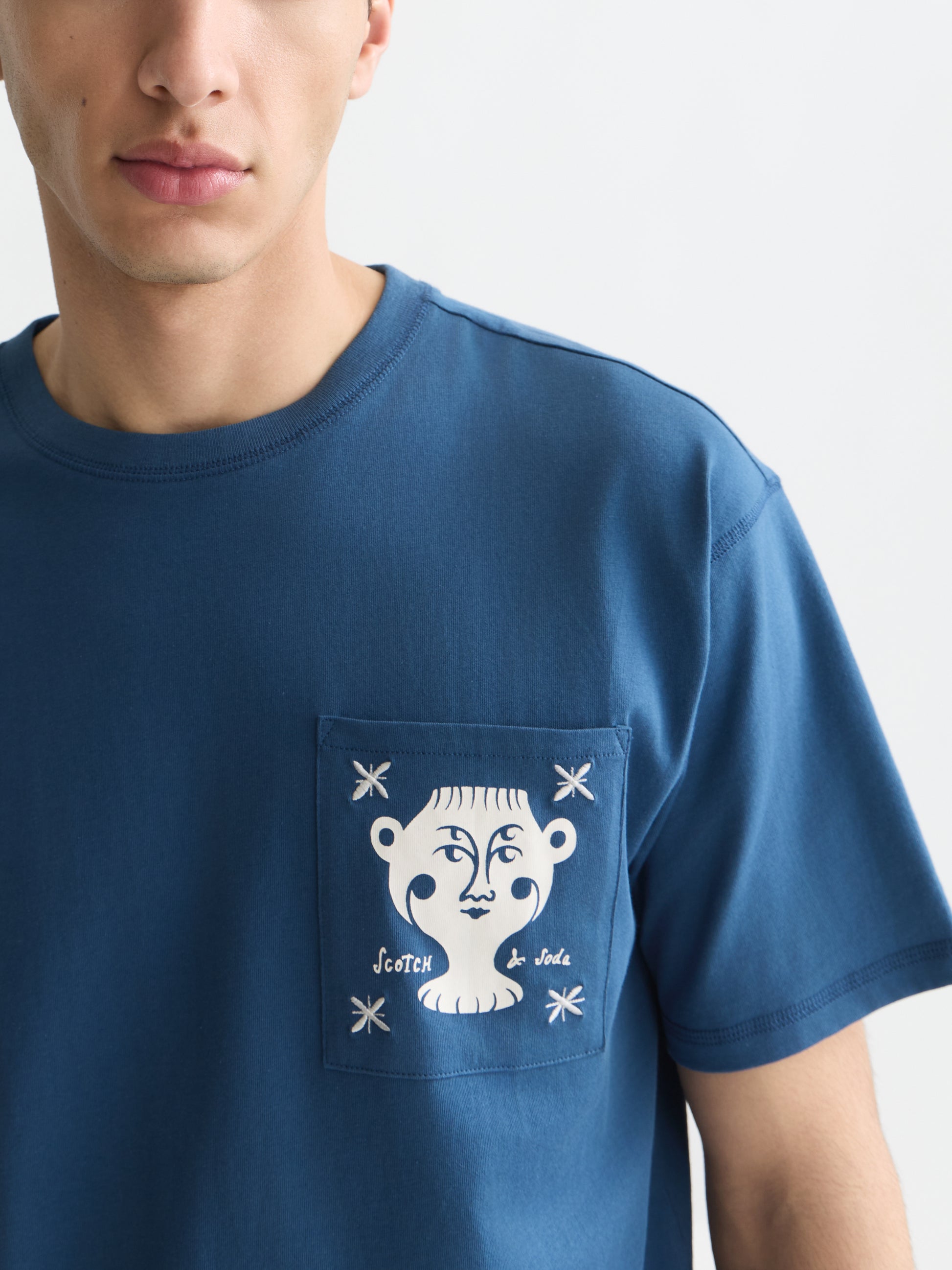 Midnight Blue טי שירט קצרה לגברים Chest Pocket With Artwork SCOTCH & SODA