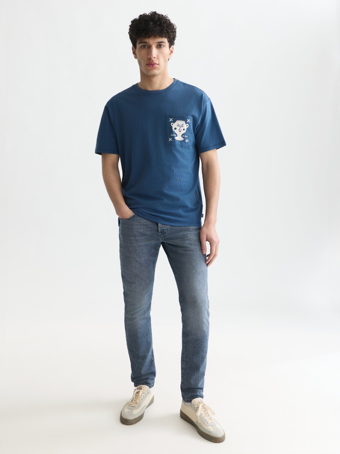 White Smoke טי שירט קצרה לגברים Chest Pocket With Artwork SCOTCH & SODA