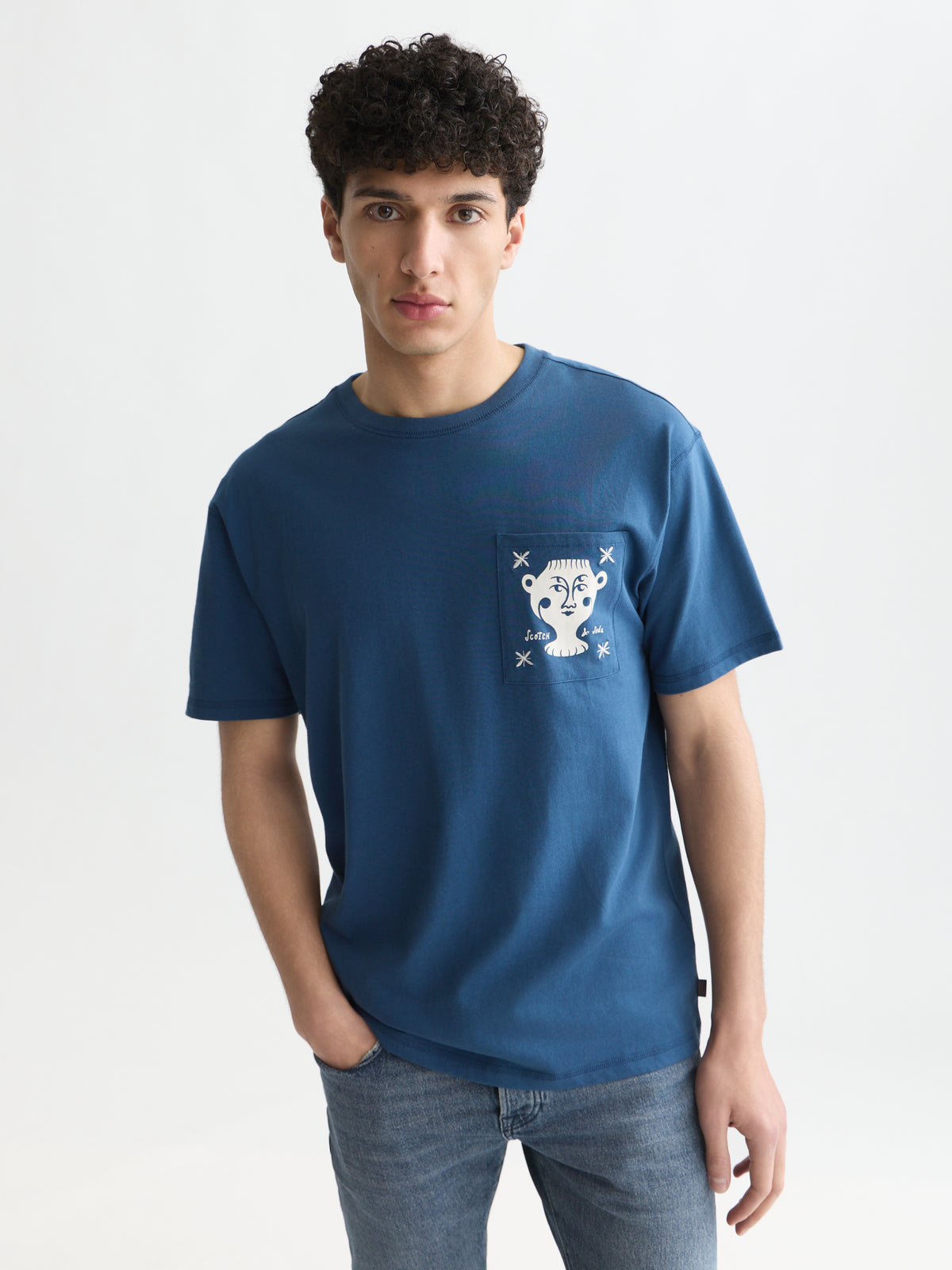 White Smoke טי שירט קצרה לגברים Chest Pocket With Artwork SCOTCH & SODA