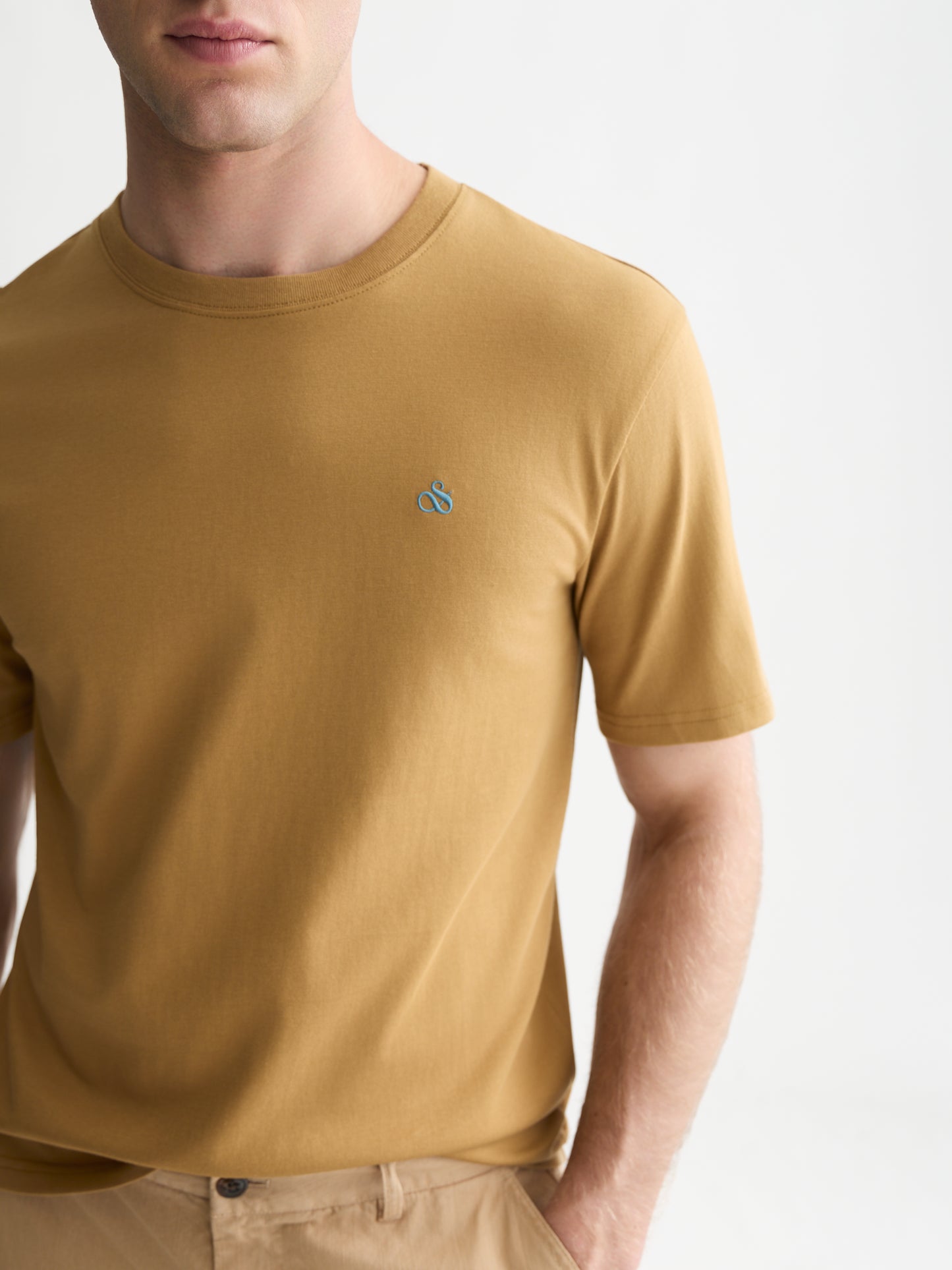 Saddle Brown טי שירט קצרה לגברים Seasonal Core Chest Logo SCOTCH & SODA