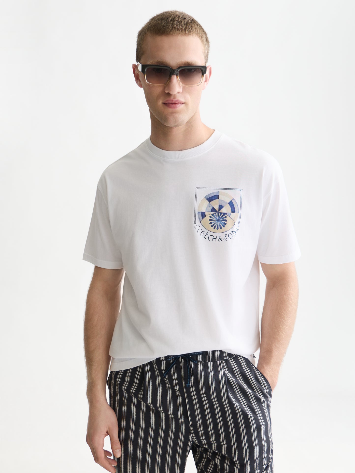 White Smoke טי שירט קצרה לגברים Front And Back Artwork SCOTCH & SODA