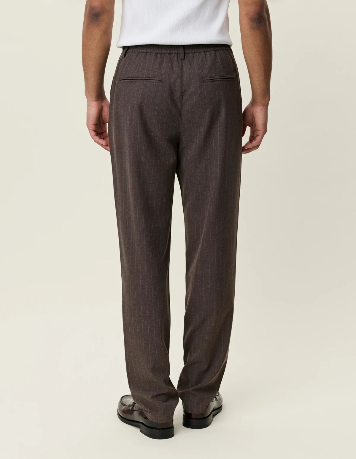 Antique White מכנסיים ארוכים לגברים Pinstripe Tapered Suit Pants LES DEUX