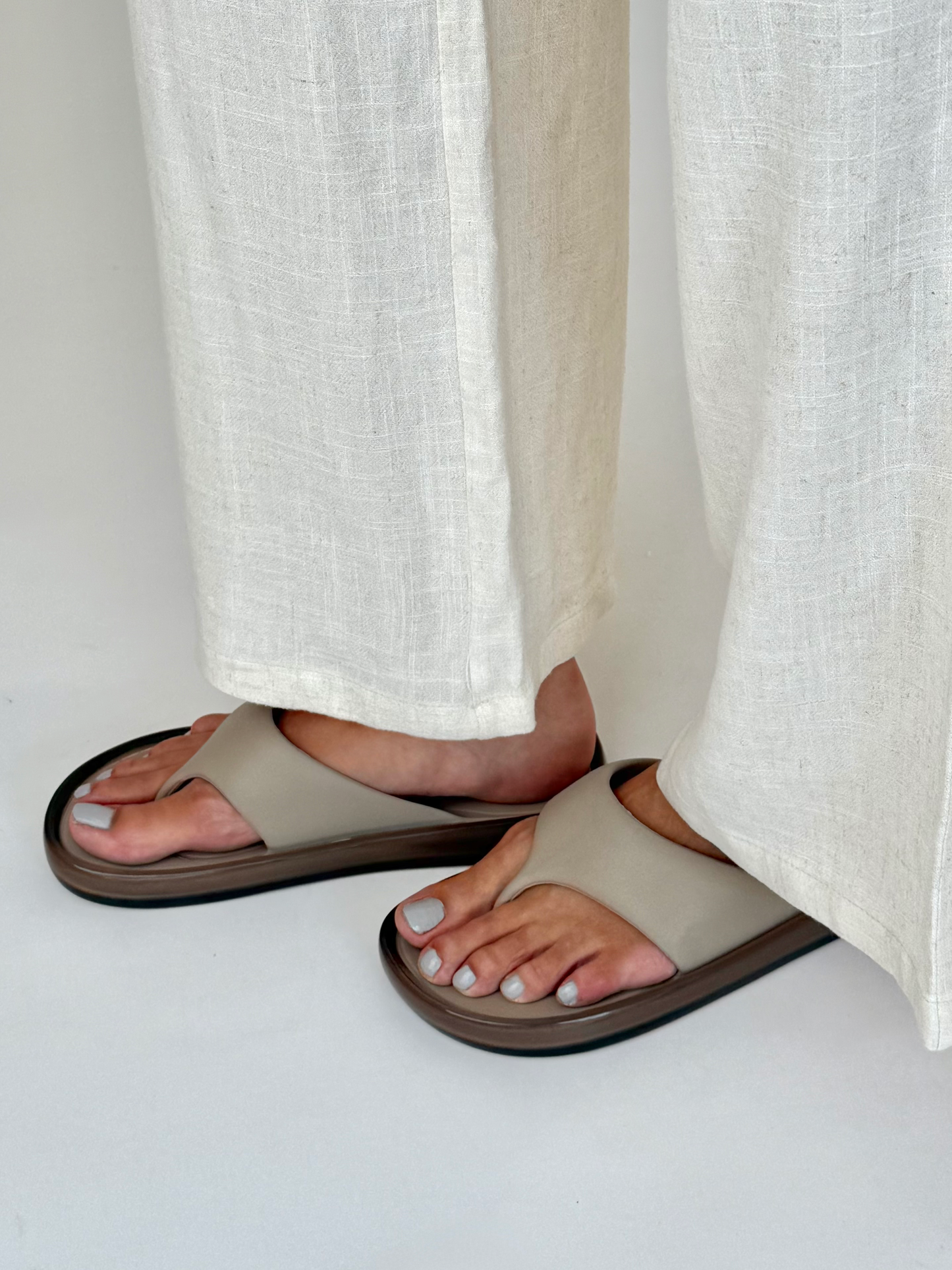 Gray כפכפי אצבע לנשים Float MELISSA