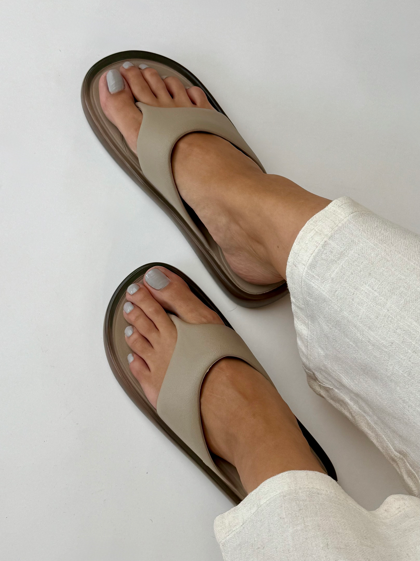 Gray כפכפי אצבע לנשים Float MELISSA