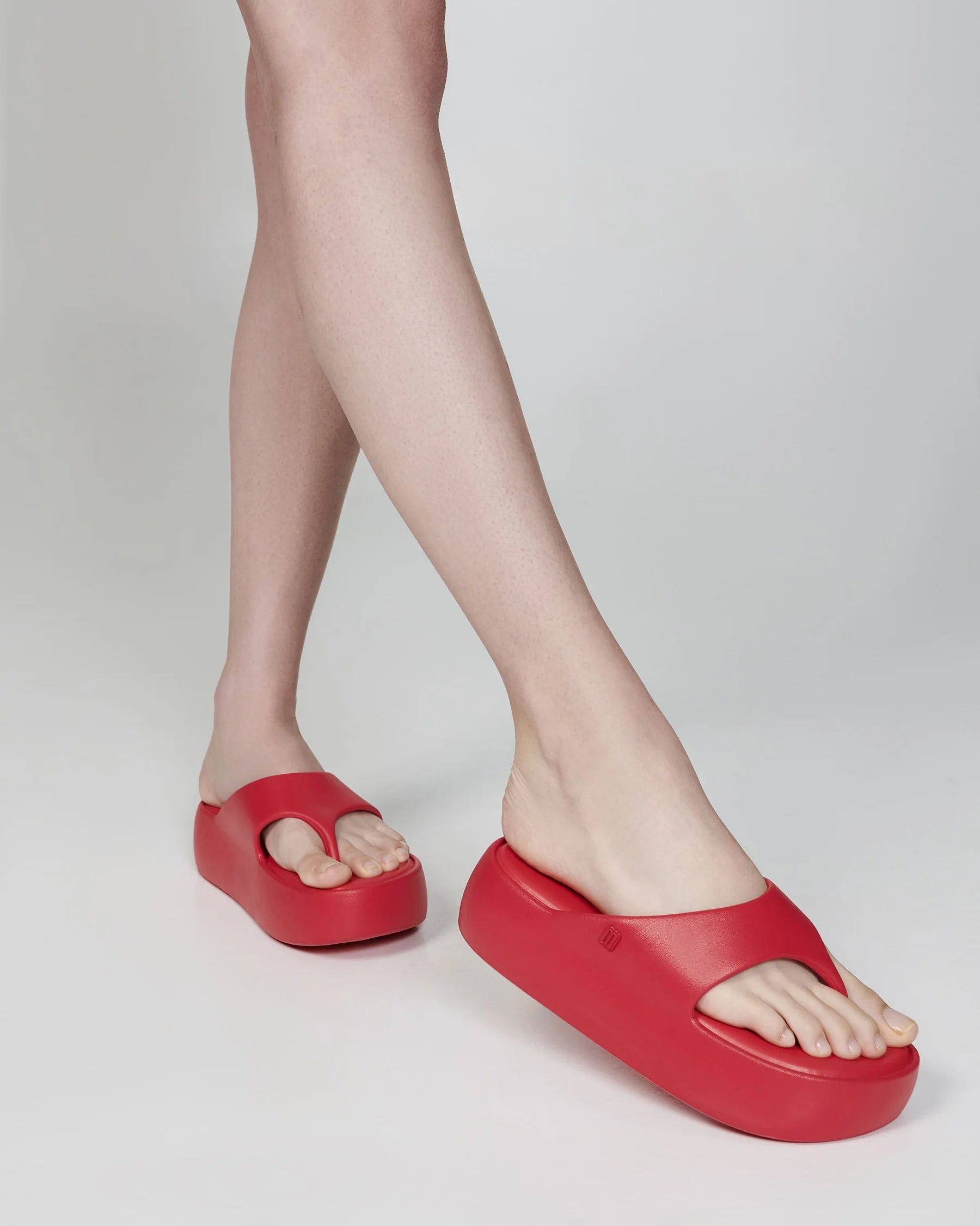 Gray כפכפי אצבע פלטפורמה לנשים Free Platform MELISSA