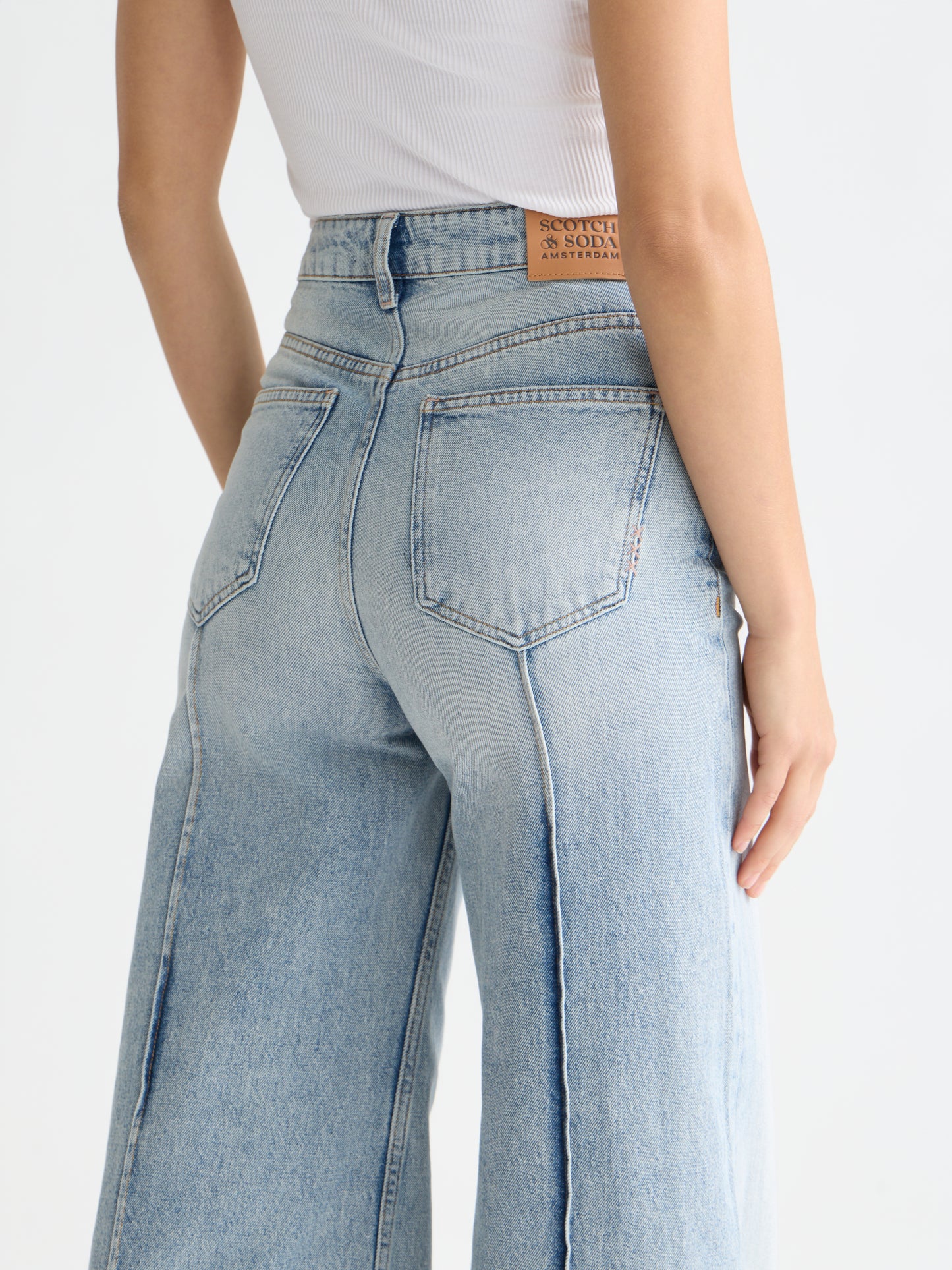 Light Slate Gray ג׳ינס  בגזרה רחבה לנשים The Wave - Wide Fit SCOTCH & SODA