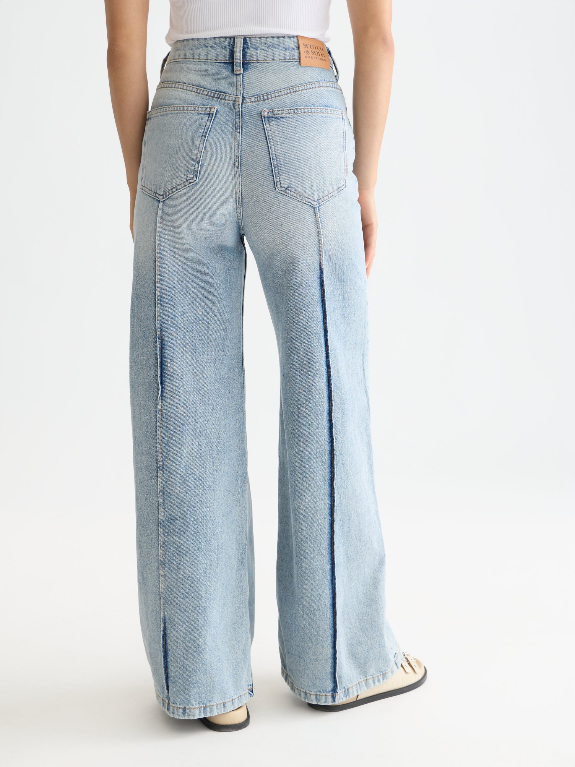 White Smoke ג׳ינס  בגזרה רחבה לנשים The Wave - Wide Fit SCOTCH & SODA