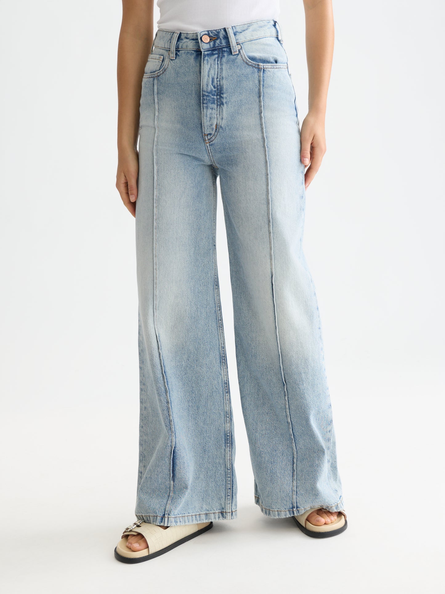 White Smoke ג׳ינס  בגזרה רחבה לנשים The Wave - Wide Fit SCOTCH & SODA