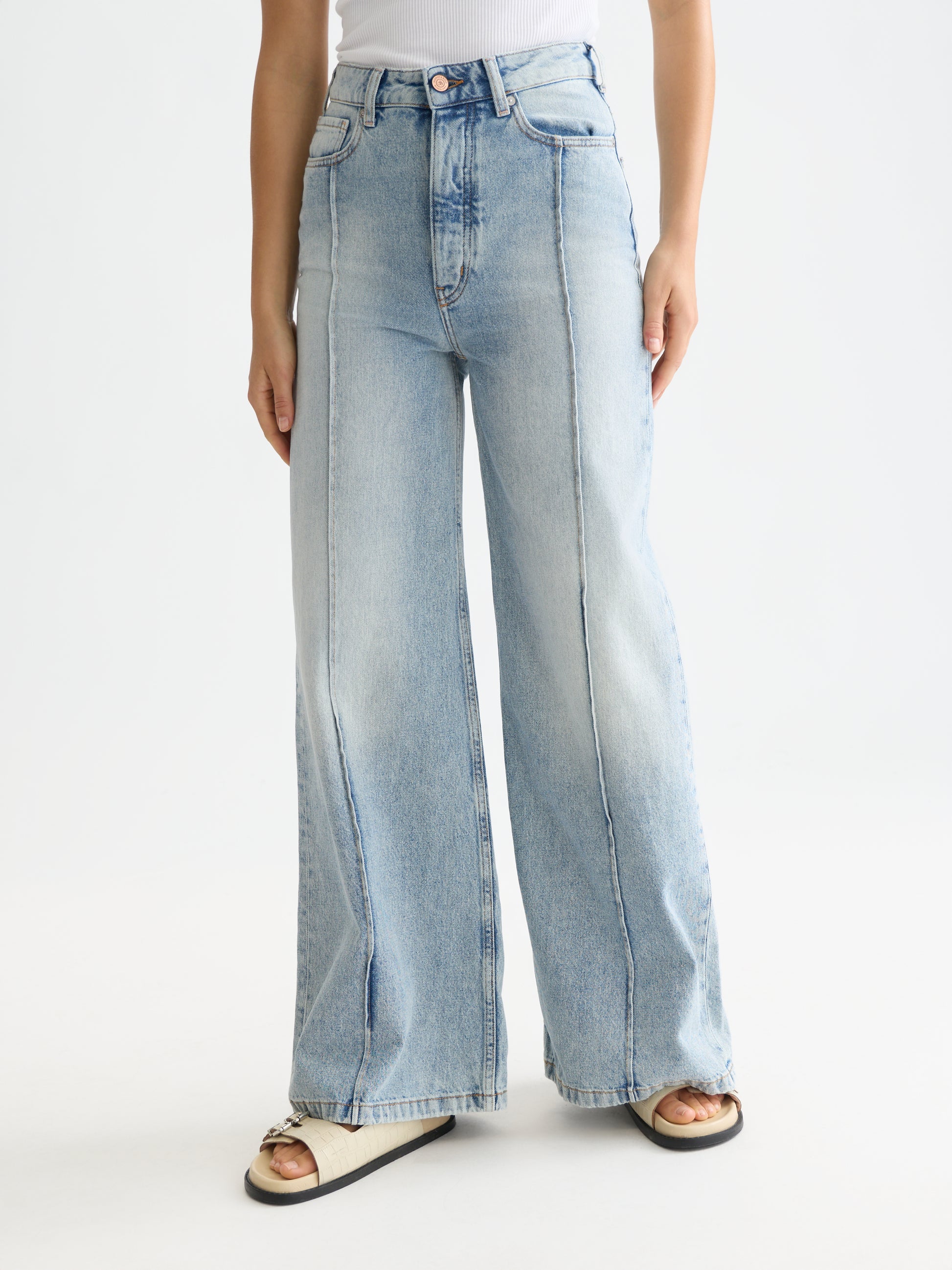 White Smoke ג׳ינס  בגזרה רחבה לנשים The Wave - Wide Fit SCOTCH & SODA