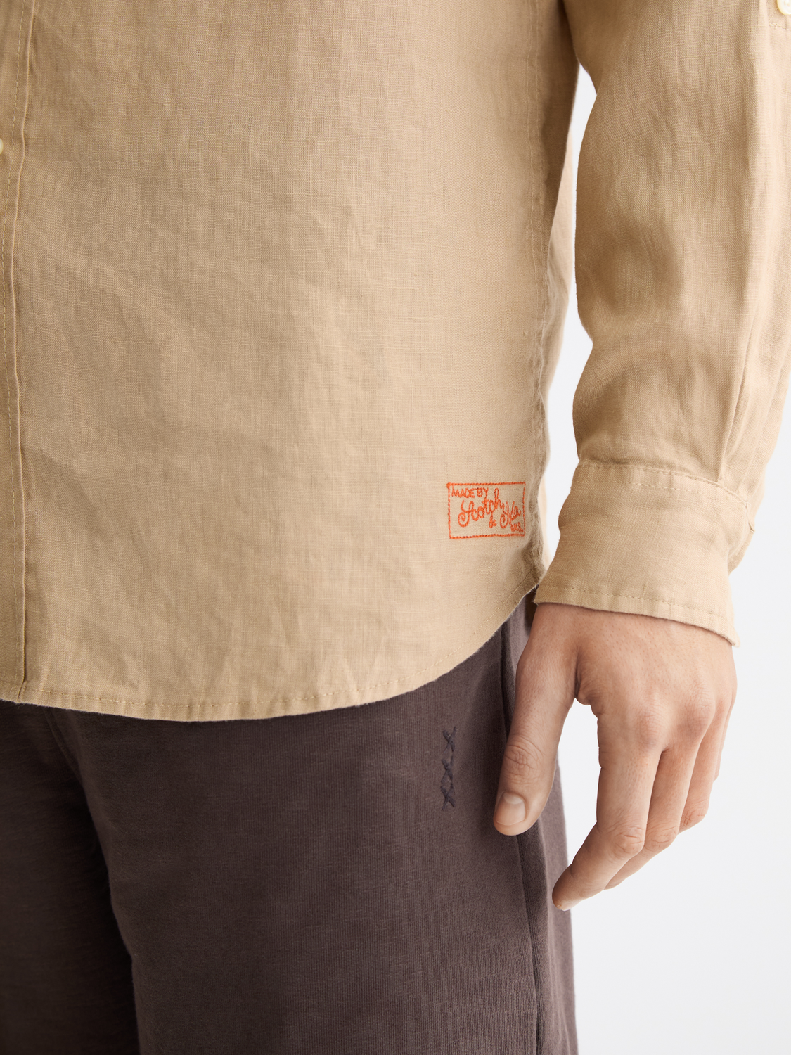 Rosy Brown חולצת פשתן מכופתרת ארוכה לגברים SCOTCH & SODA