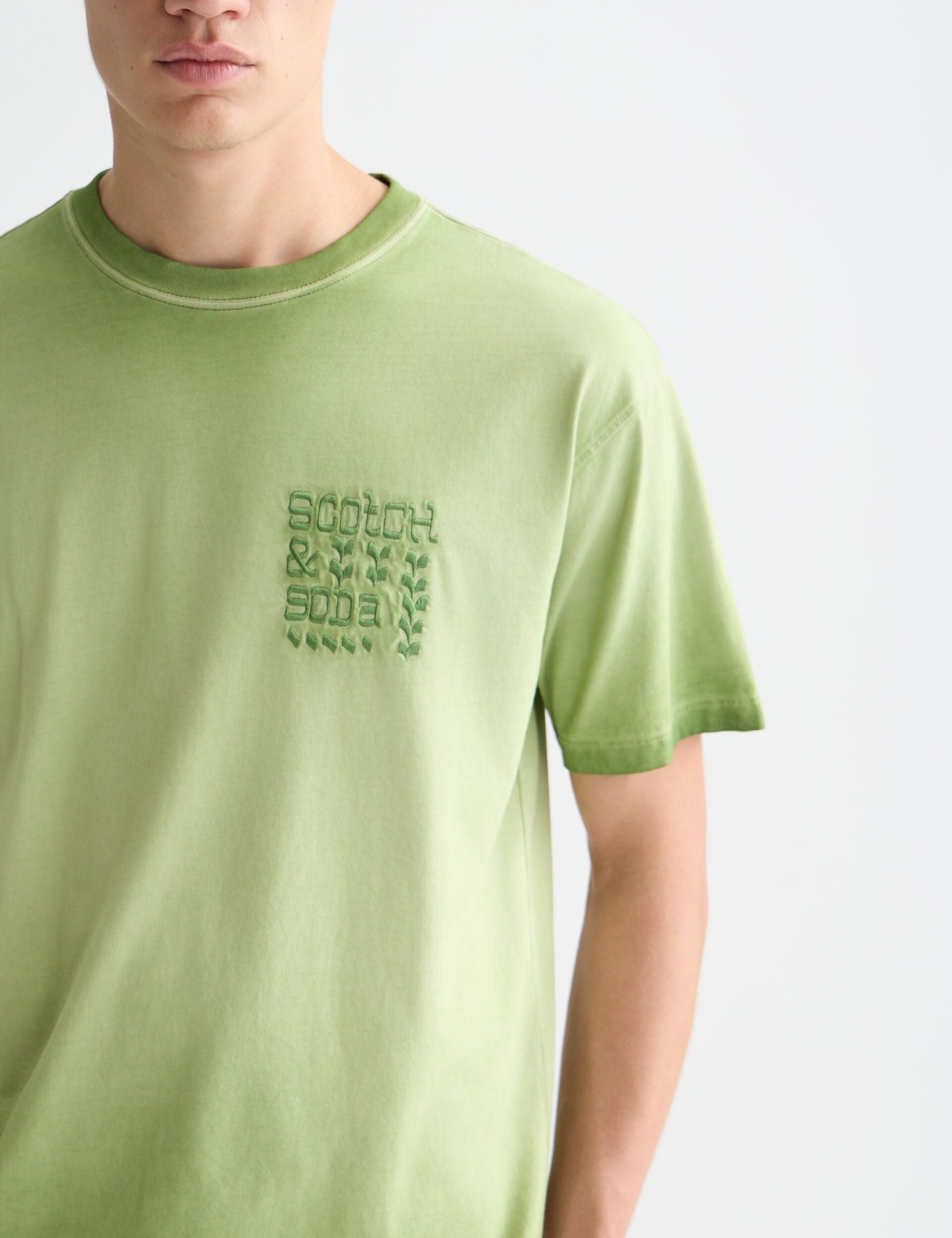 Tan טי שירט קצרה לגברים Embroidered Artwork SCOTCH & SODA