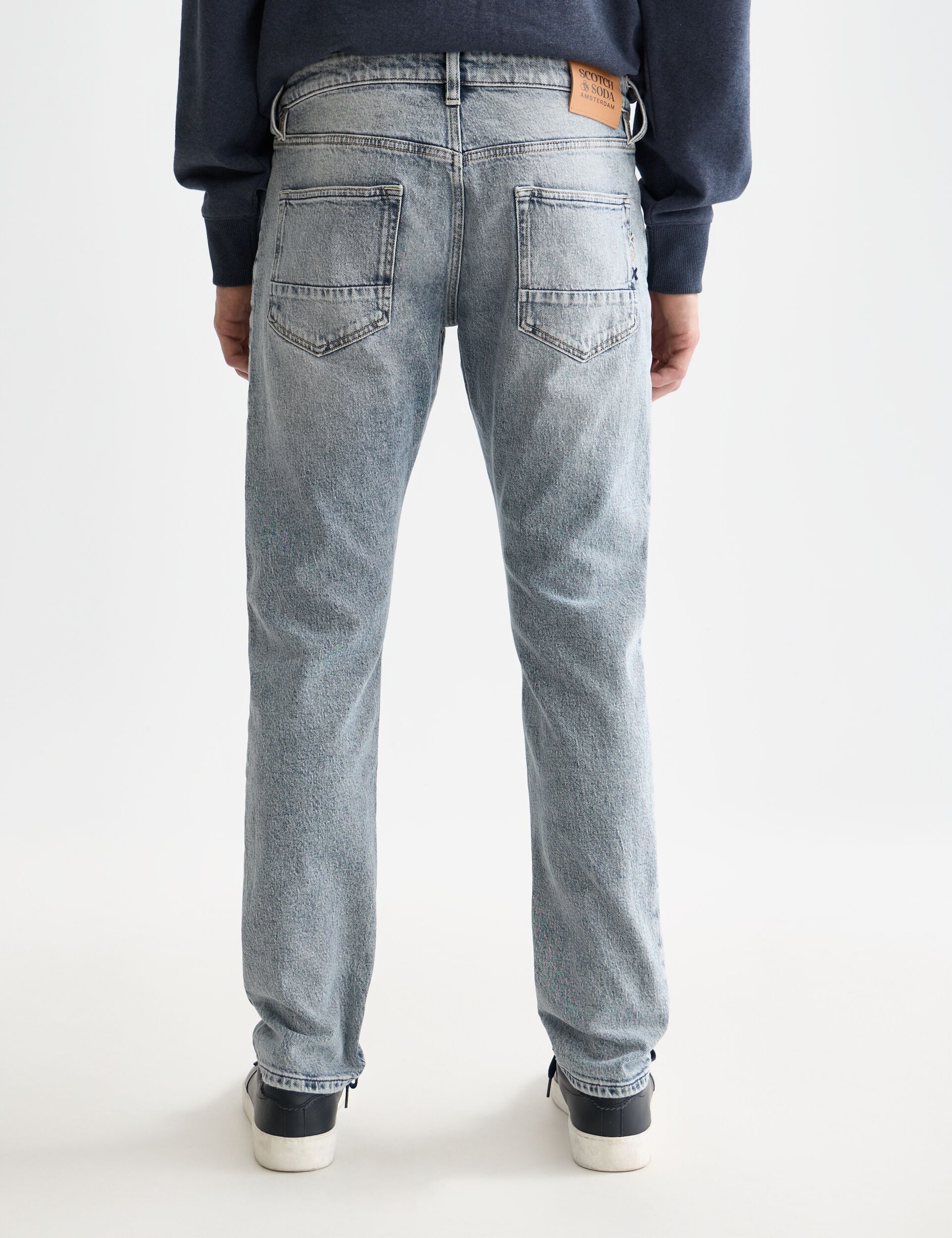 White Smoke ג׳ינס ארוך לגברים Ralston – Slim Fit SCOTCH & SODA