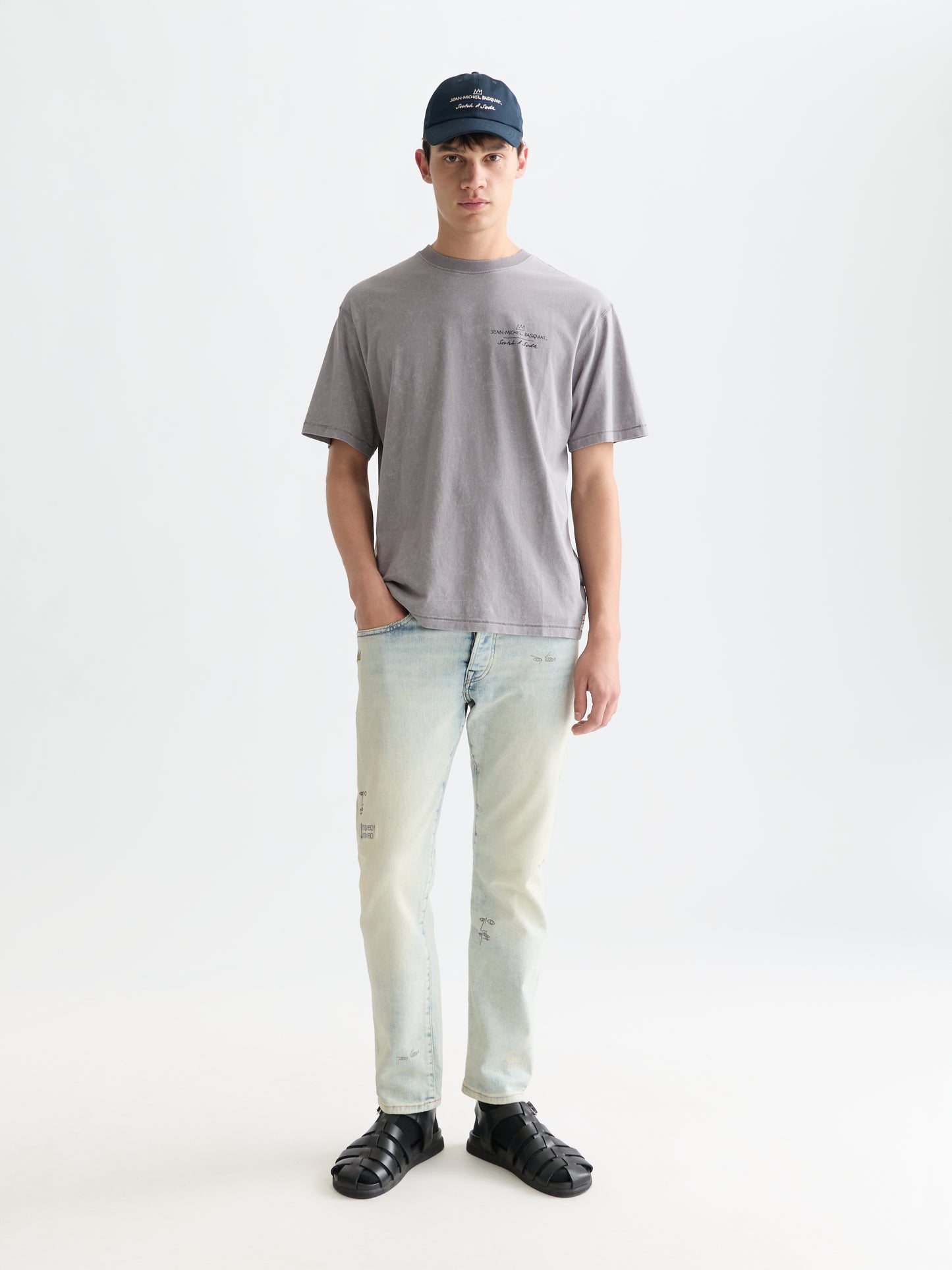 White Smoke טי שירט Basquiat לגברים עם הדפס קדמי ואחורי SCOTCH & SODA
