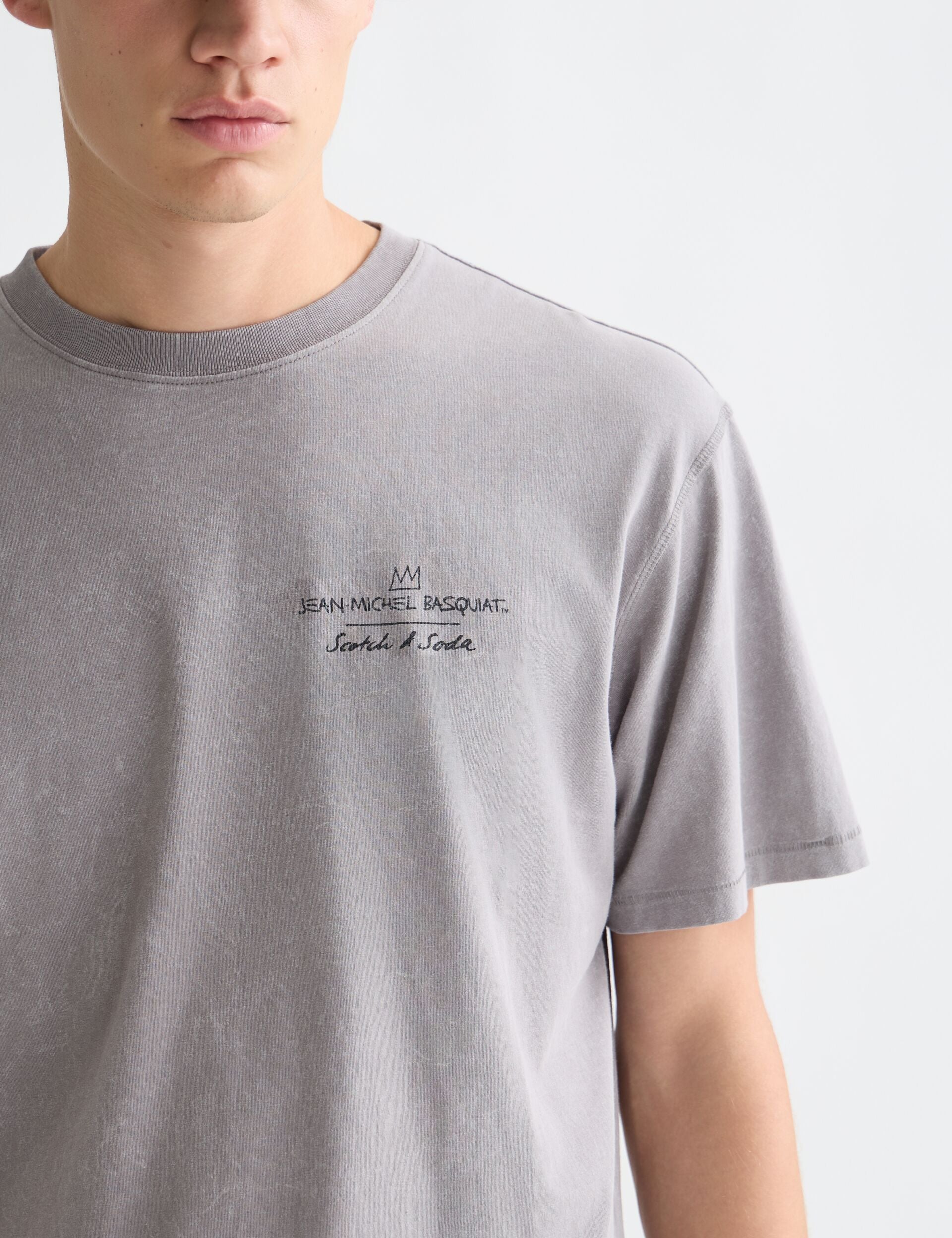 Light Slate Gray טי שירט Basquiat לגברים עם הדפס קדמי ואחורי SCOTCH & SODA