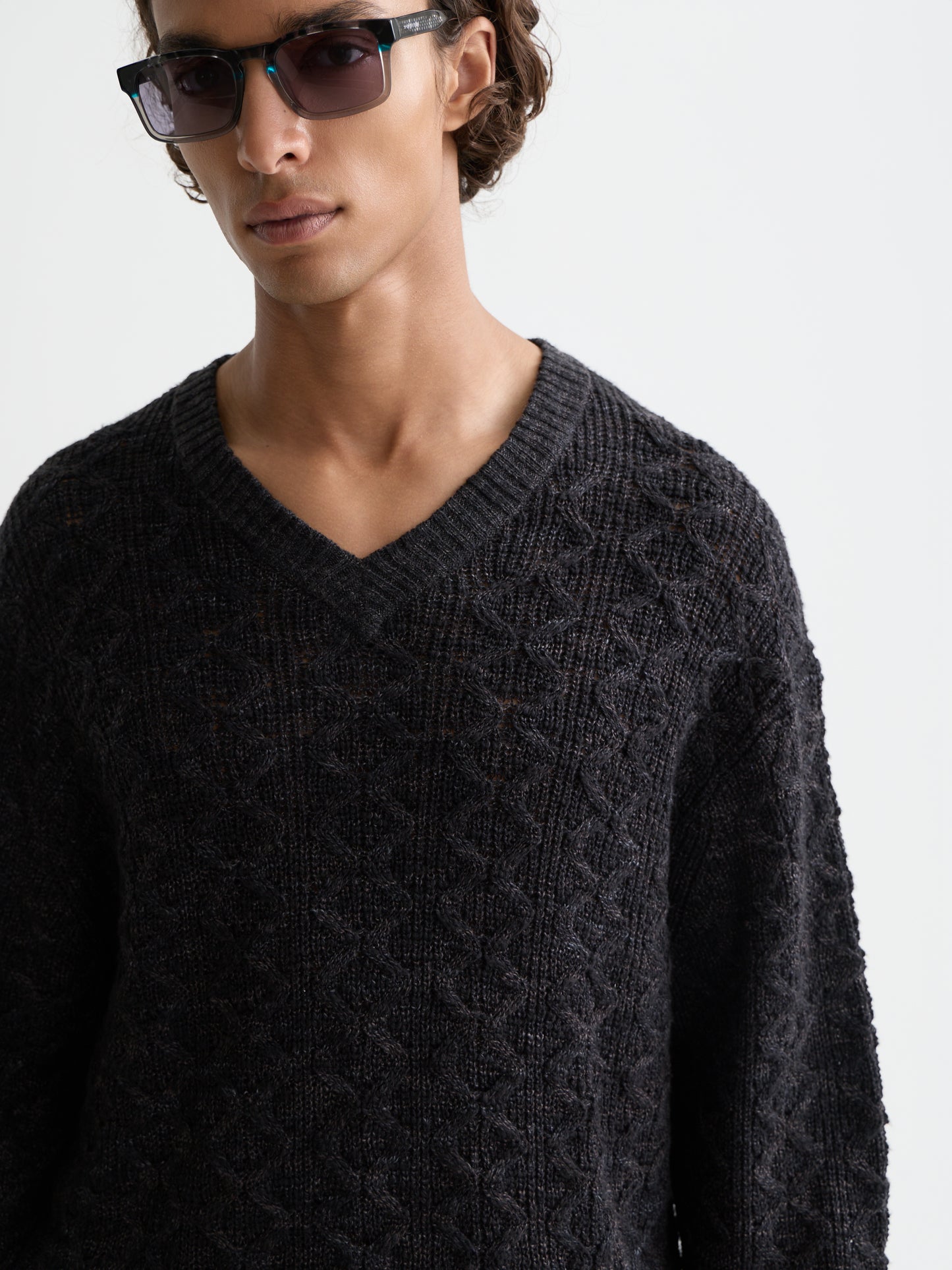 Black סוודר פולאובר לגברים V-Neck Cable SCOTCH & SODA