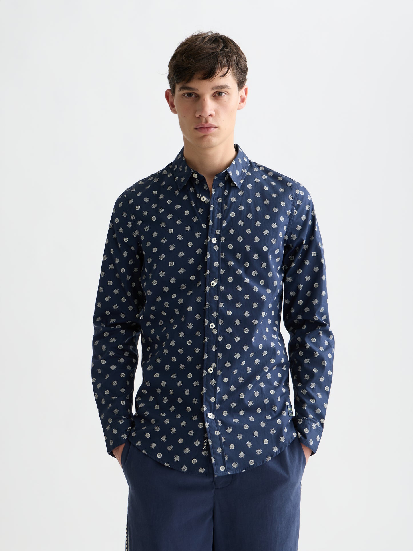 Lavender חולצת מכופתרת ארוכה לגברים בגזרת Poplin SCOTCH & SODA