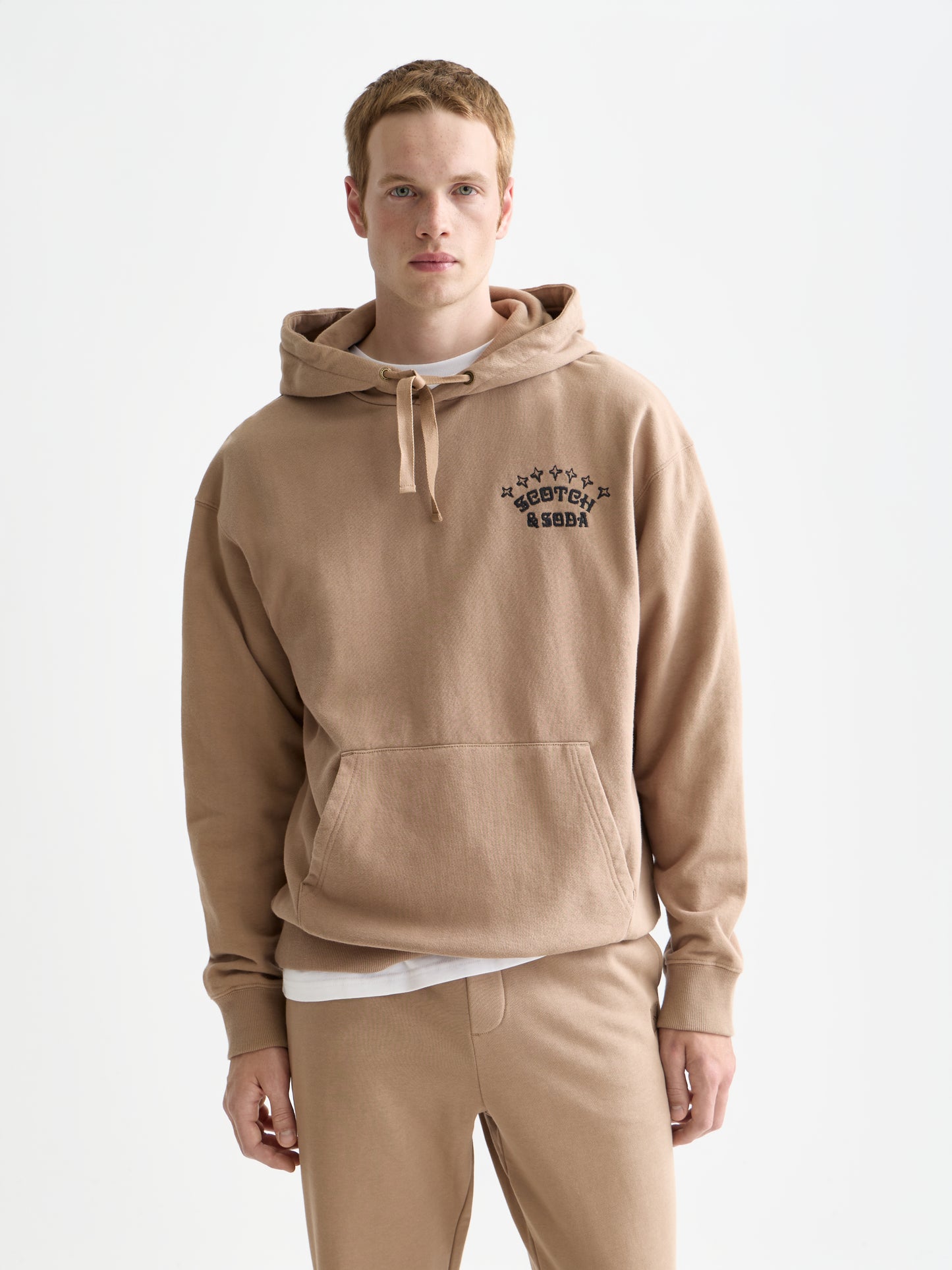 White Smoke FRONT AND BACK ARTWORK RELAXED-FIT ARTWORK קפוצ'ון SCOTCH & SODA