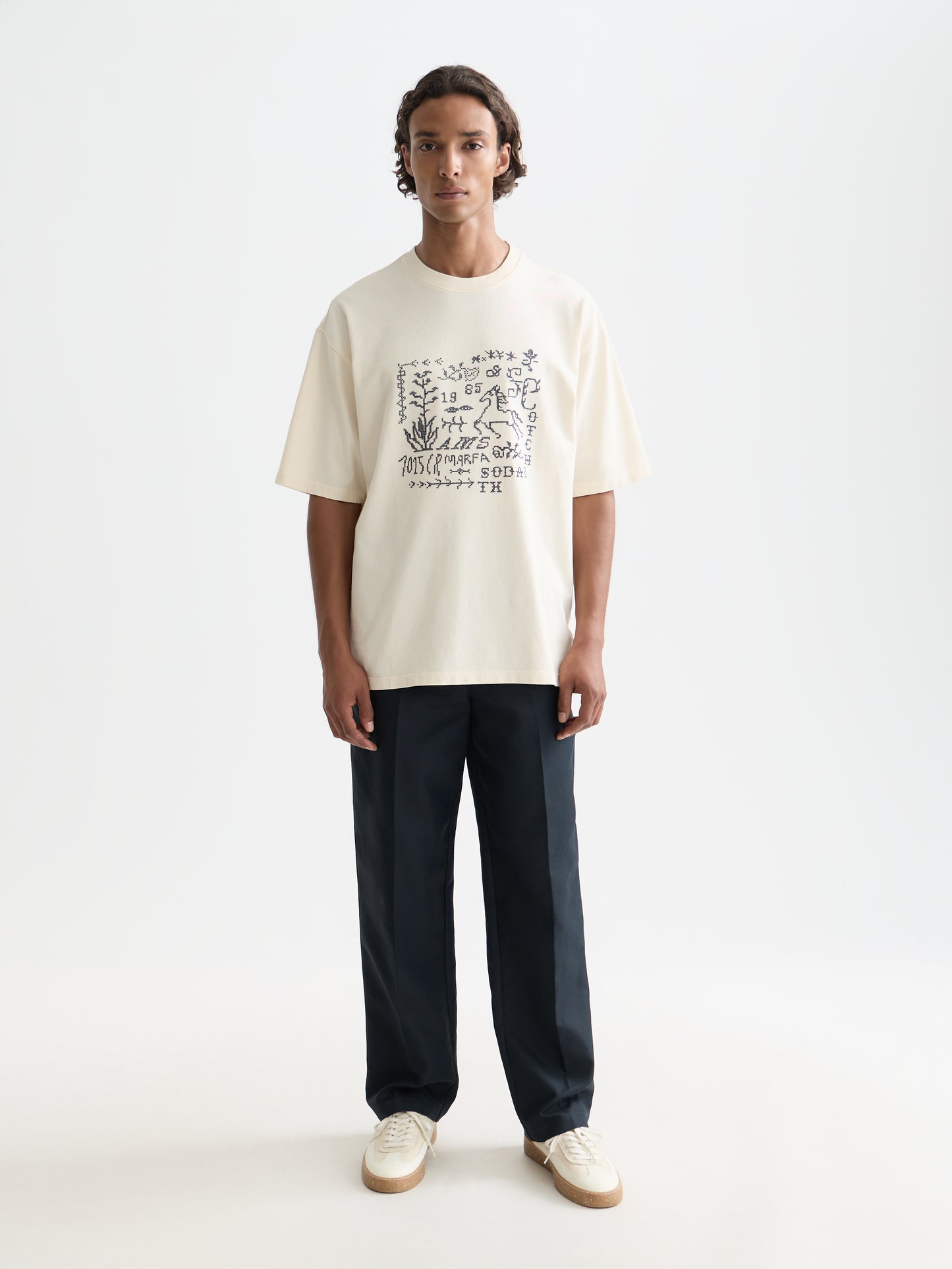 White Smoke טי שירט קצרה לגברים Cross-Stitched Front Artwork SCOTCH & SODA