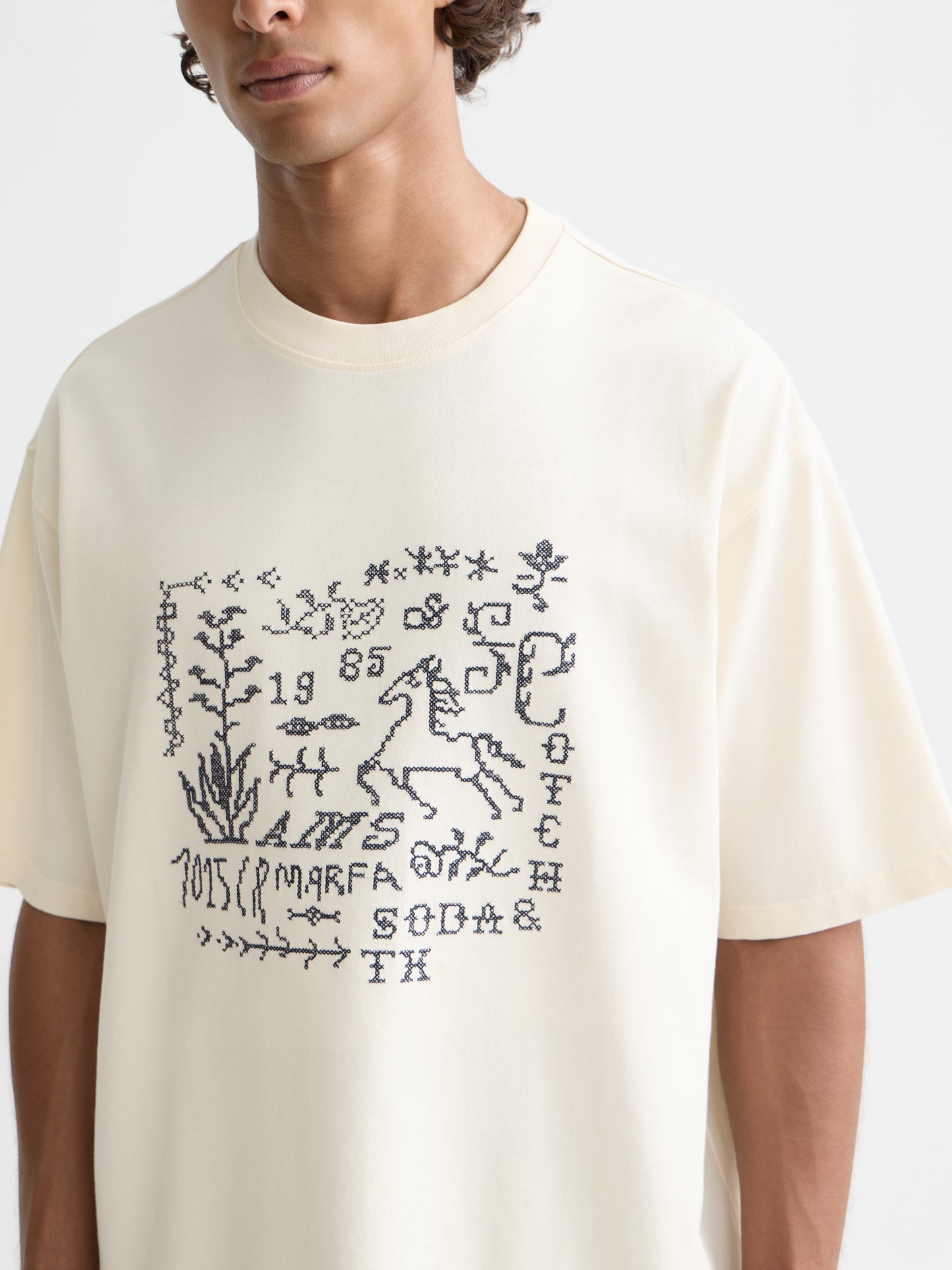 Lavender טי שירט קצרה לגברים Cross-Stitched Front Artwork SCOTCH & SODA
