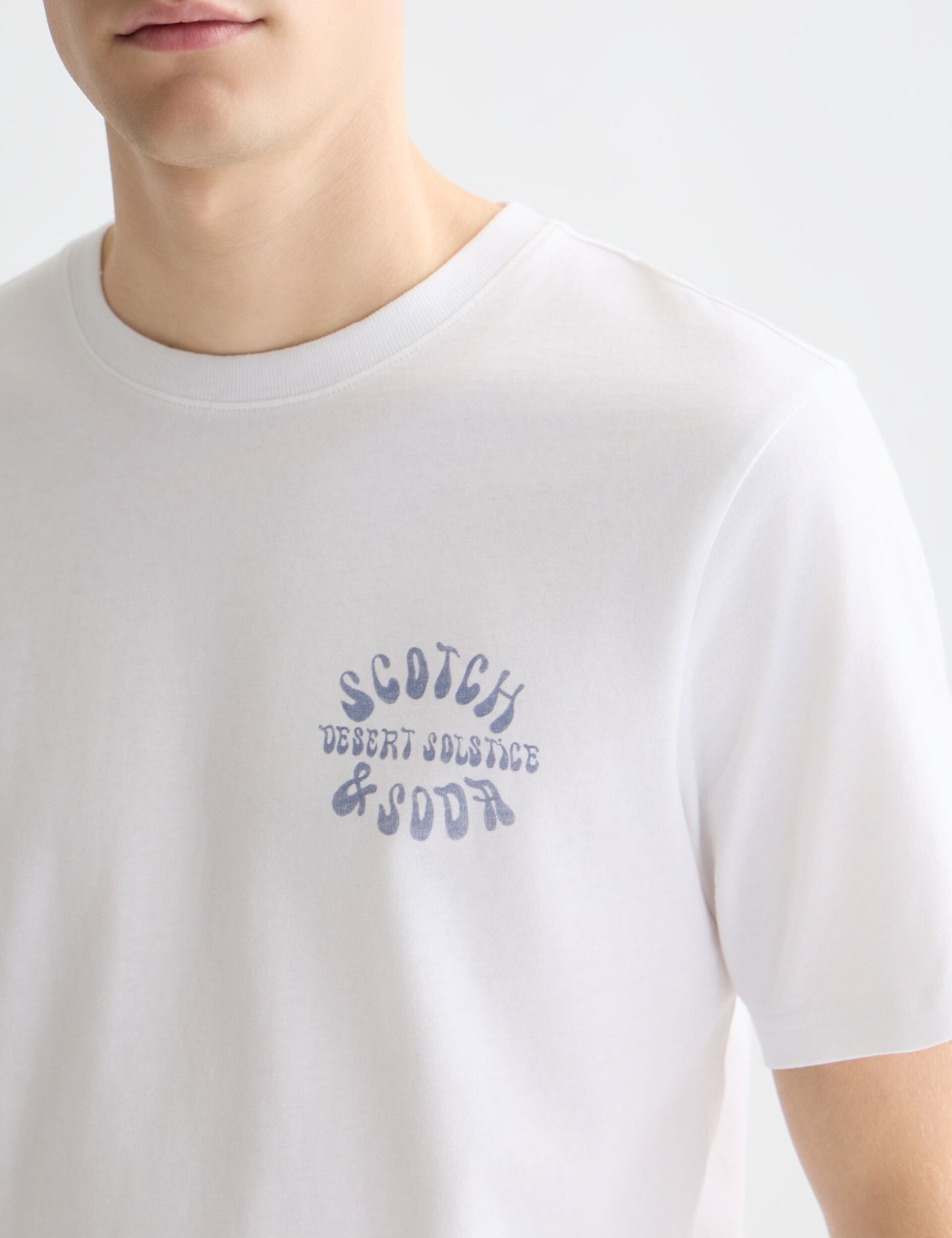 Lavender טי שירט קצרה לגברים Left Chest Artwork SCOTCH & SODA