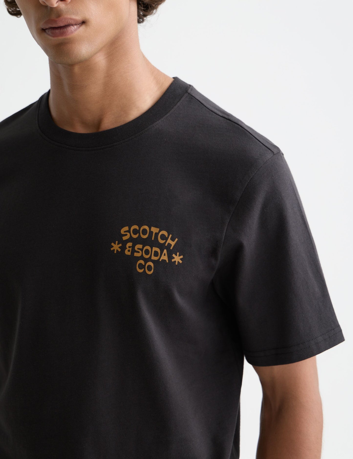 Black טי שירט קצרה לגברים Left Chest Artwork SCOTCH & SODA