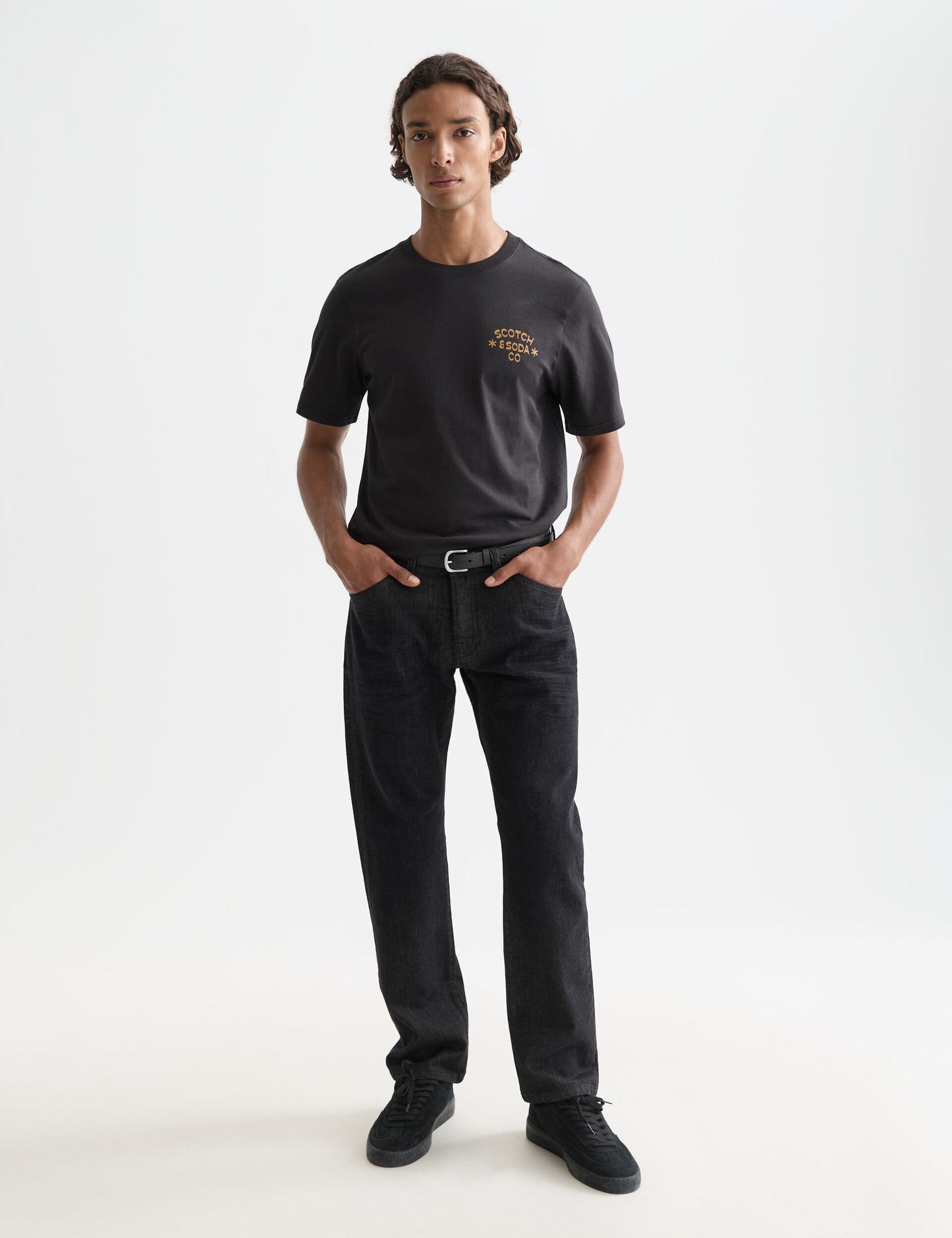 White Smoke טי שירט קצרה לגברים Left Chest Artwork SCOTCH & SODA