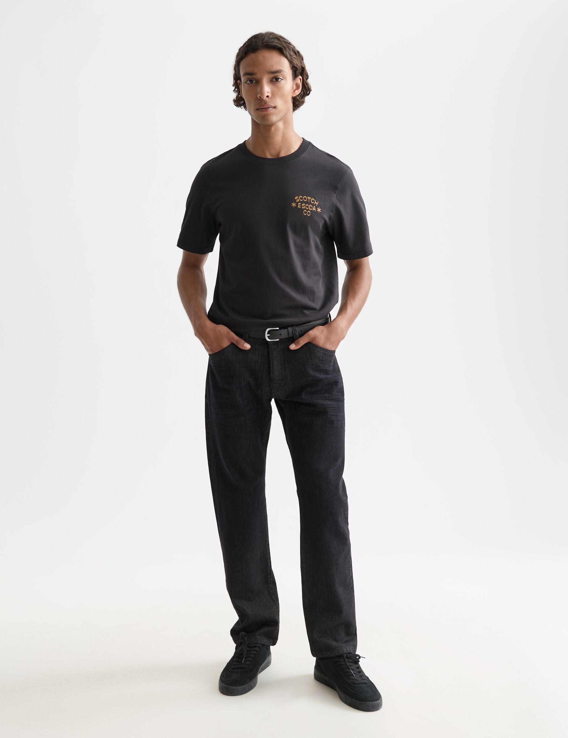 White Smoke טי שירט קצרה לגברים Left Chest Artwork SCOTCH & SODA