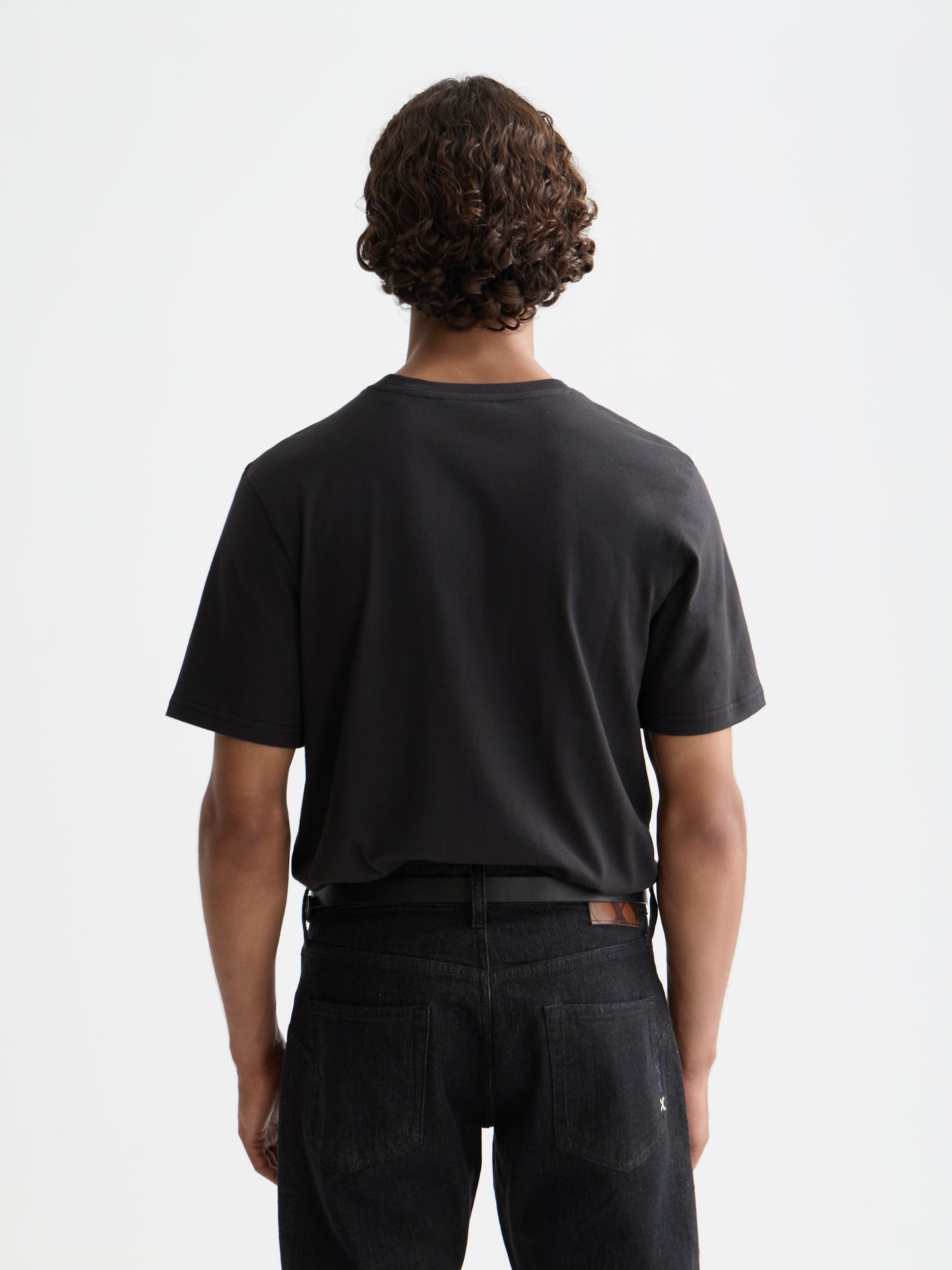 Black טי שירט קצרה לגברים Left Chest Artwork SCOTCH & SODA