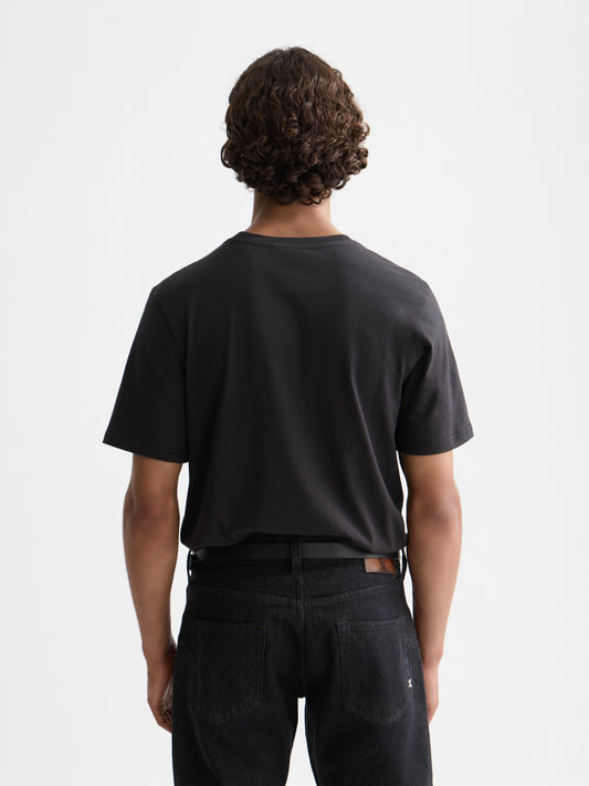 Black טי שירט קצרה לגברים Left Chest Artwork SCOTCH & SODA