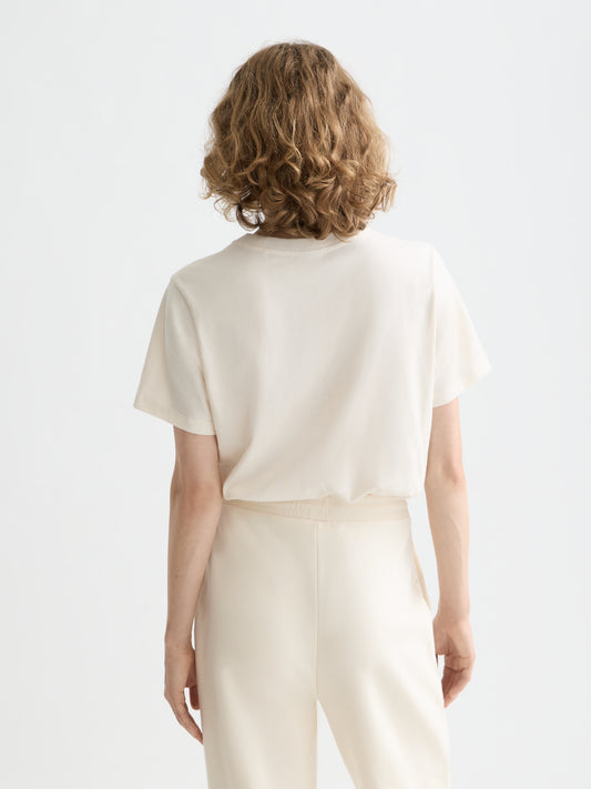 Lavender טי שירט קצרה לנשים Core Chest Artwork SCOTCH & SODA