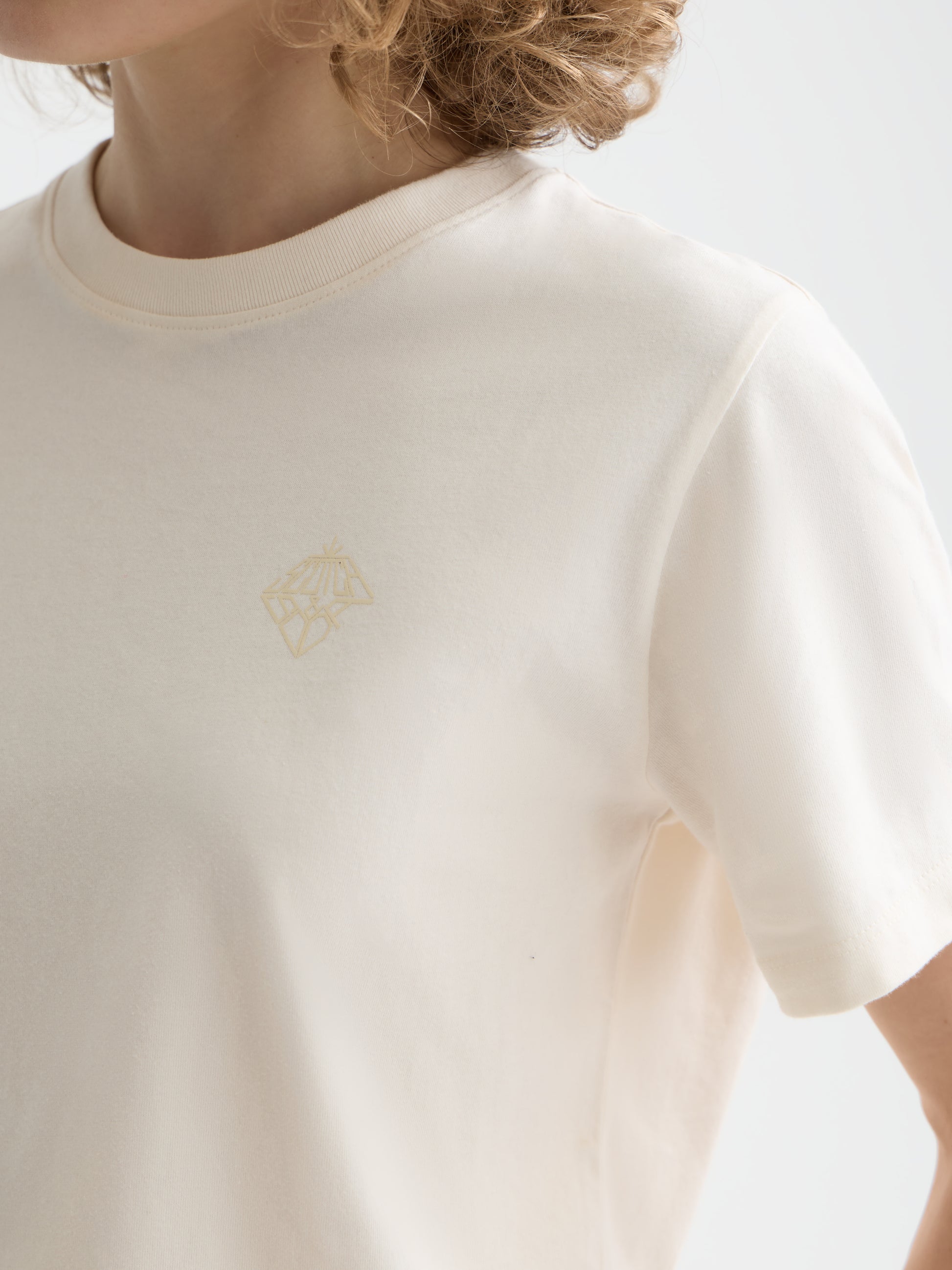 Lavender טי שירט קצרה לנשים Core Chest Artwork SCOTCH & SODA