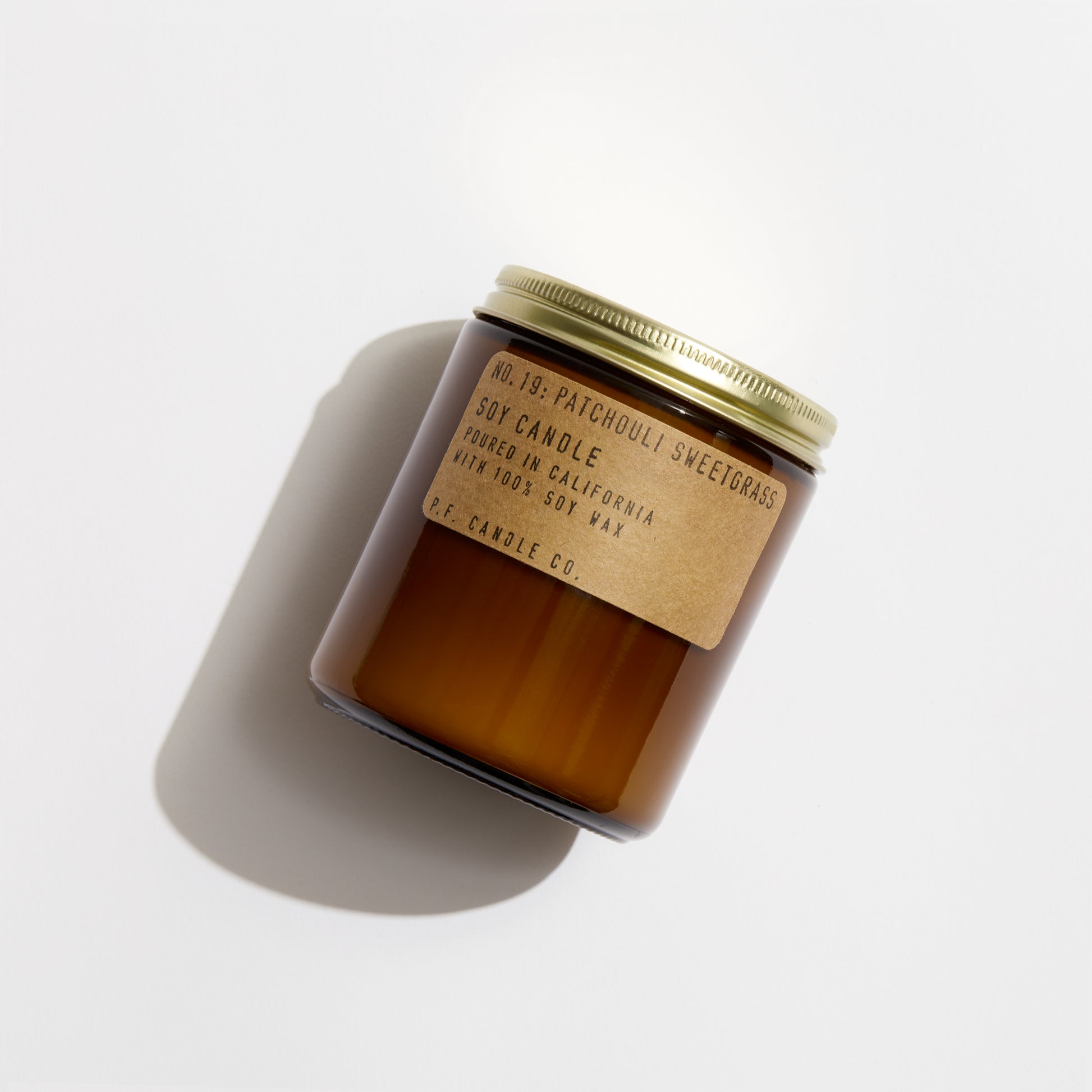 White Smoke נר שעוות סויה קטן | NO. 19  PATCHOULI SWEETGRASS P.F.CANDLE