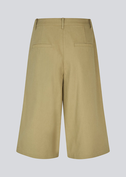 Dark Khaki מכנסיים קצרים לנשים Tore Long Shorts MODSTROM