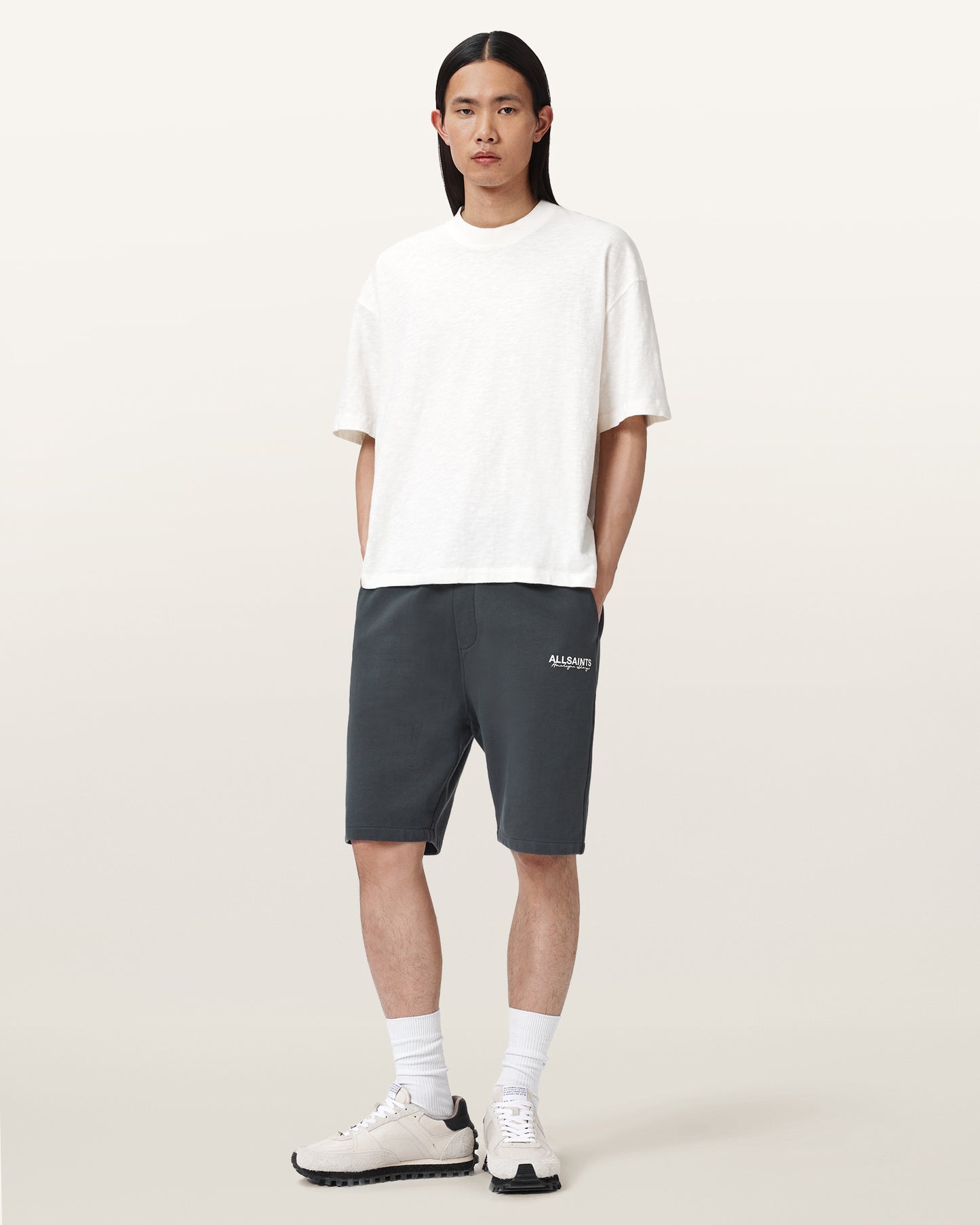Antique White מכנסיים קצרים לגברים Emblem Sweatshort ALLSAINTS